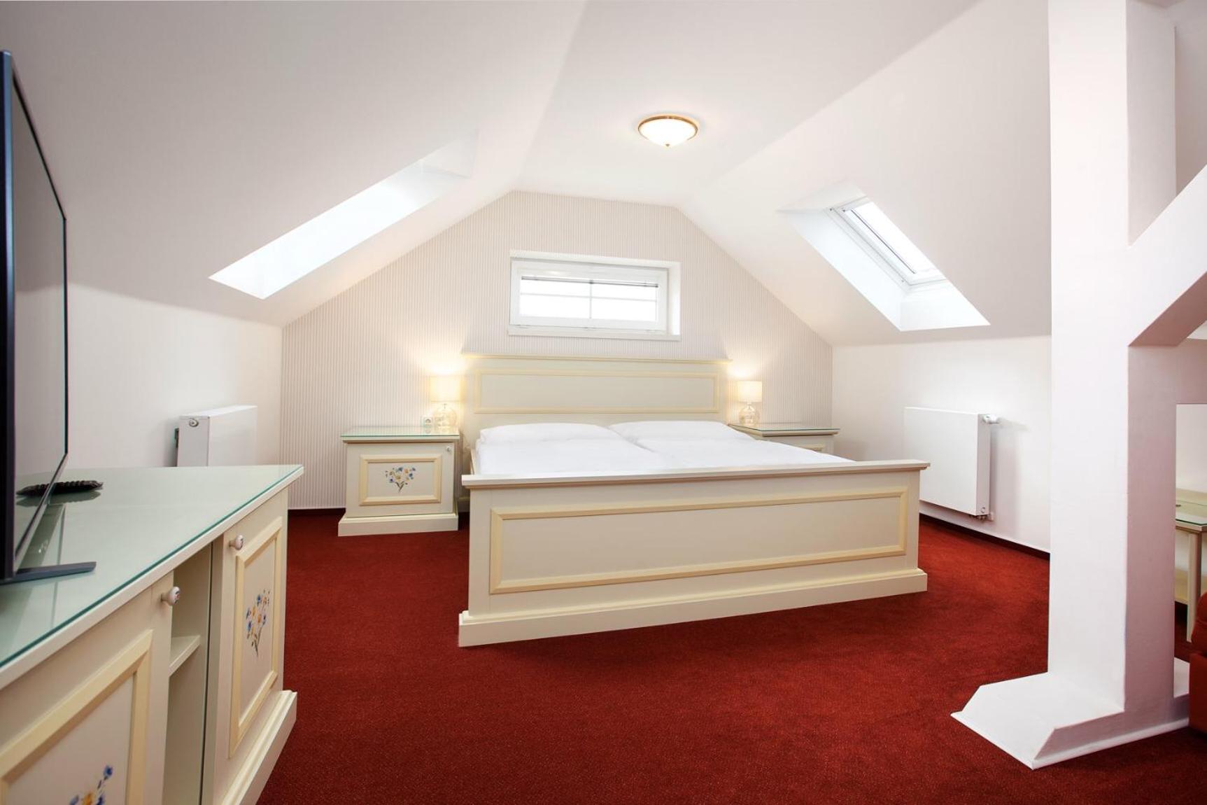 Deluxe Double Room with Shower - Photo 11