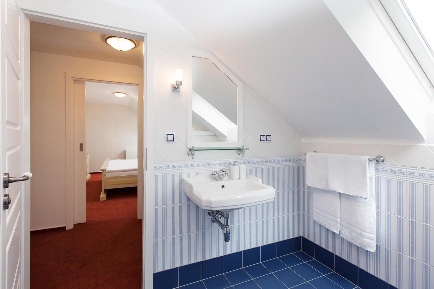 Deluxe Double Room with Shower - Photo 10