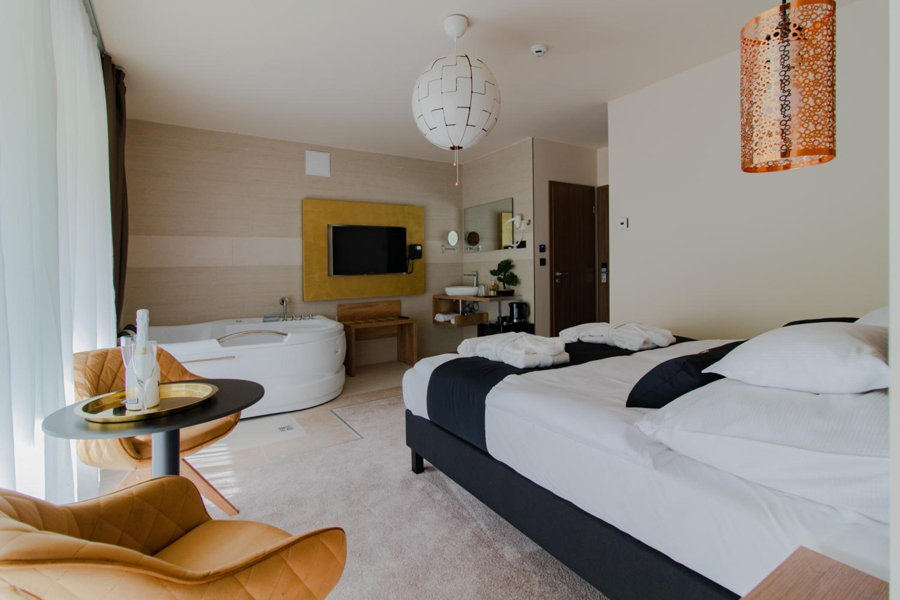 Queen Room with Spa Bath - Photo 1