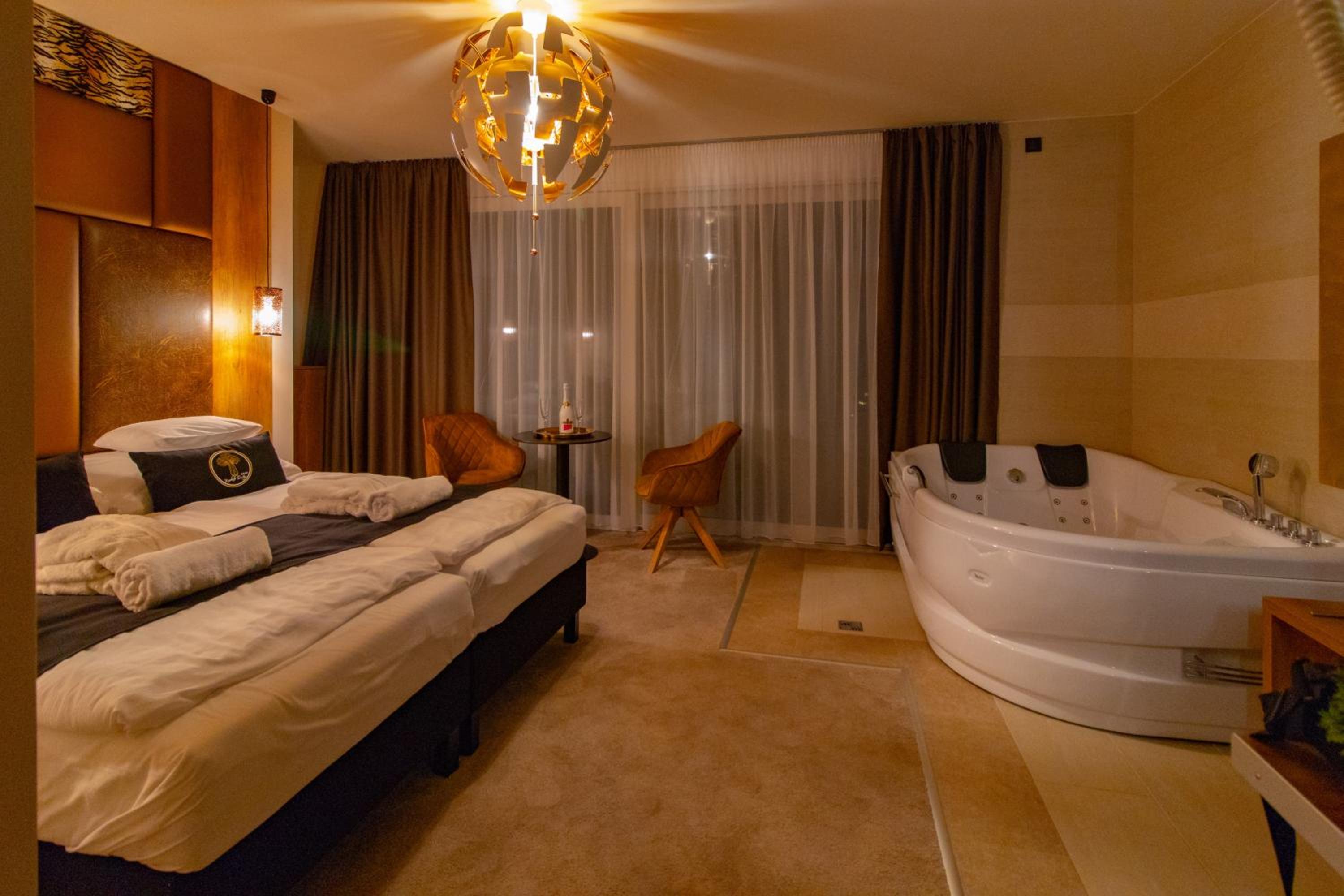 Queen Room with Spa Bath - Photo 9