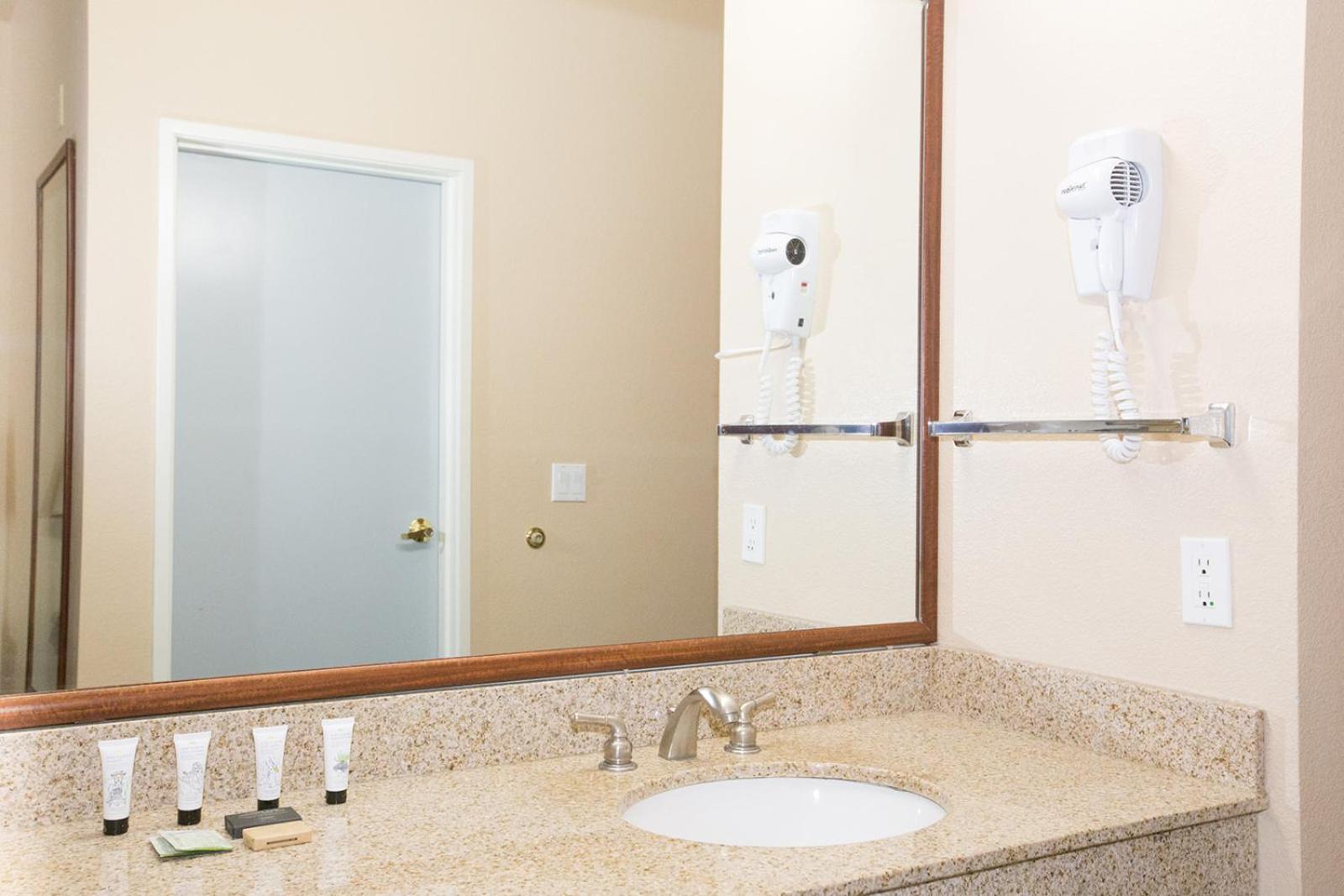 Standard King Room - Pet Friendly - Photo 4