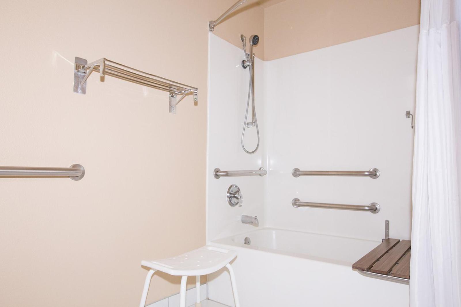 Queen Room - Disability Access - Pet Friendly - Photo 3