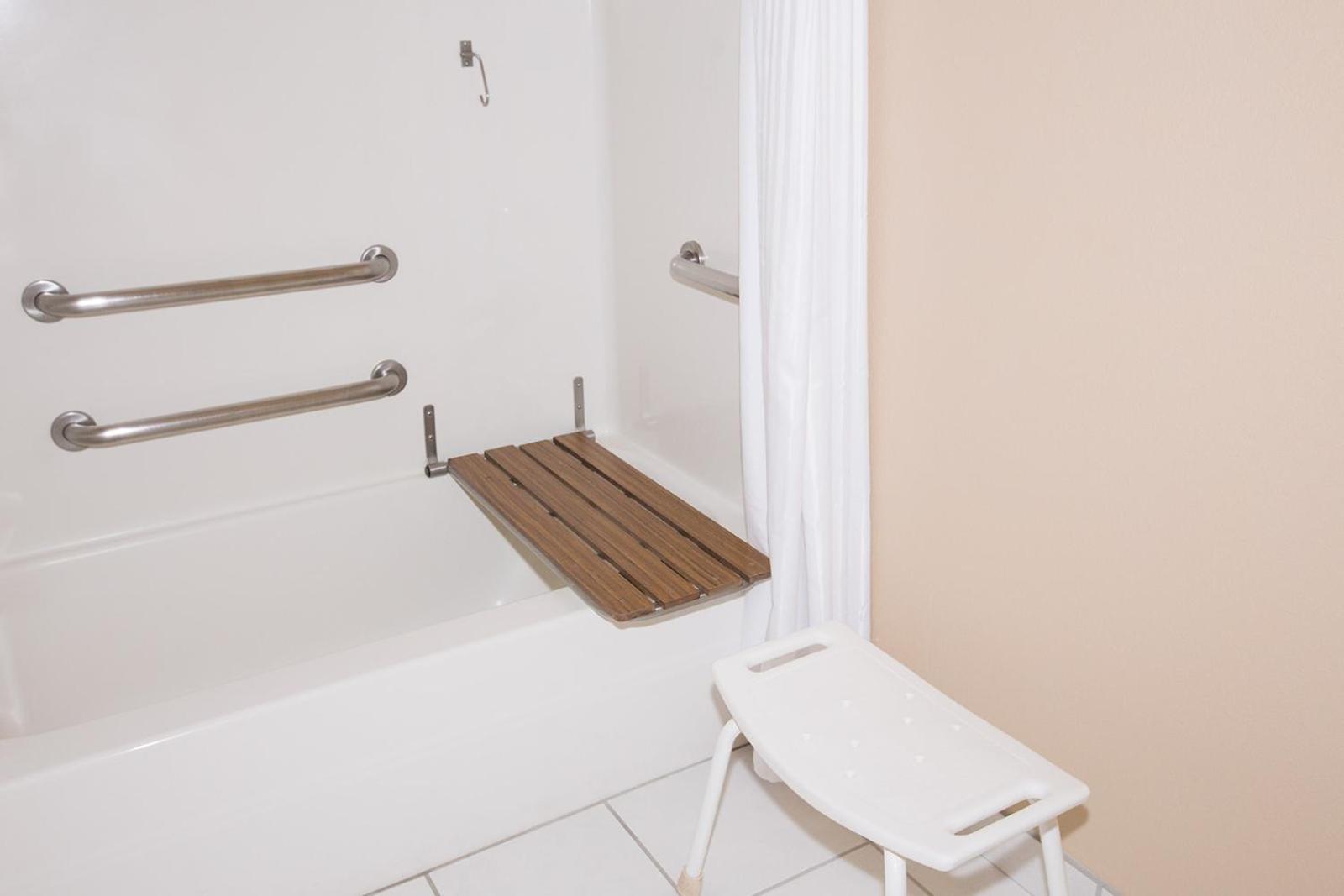 Queen Room - Disability Access - Pet Friendly - Photo 2
