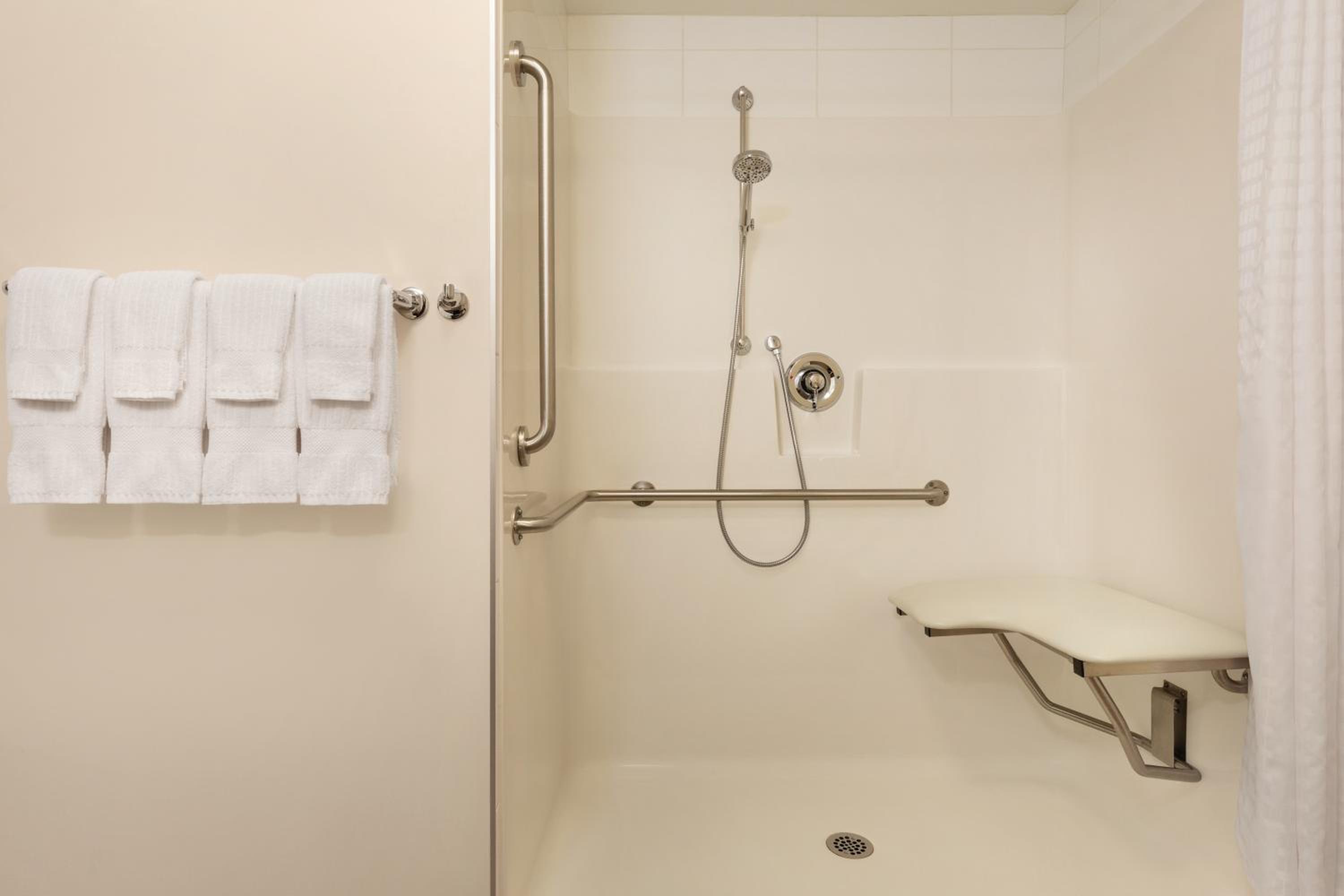 Queen Studio with Roll-In Shower - Disability Access/Non-Smoking