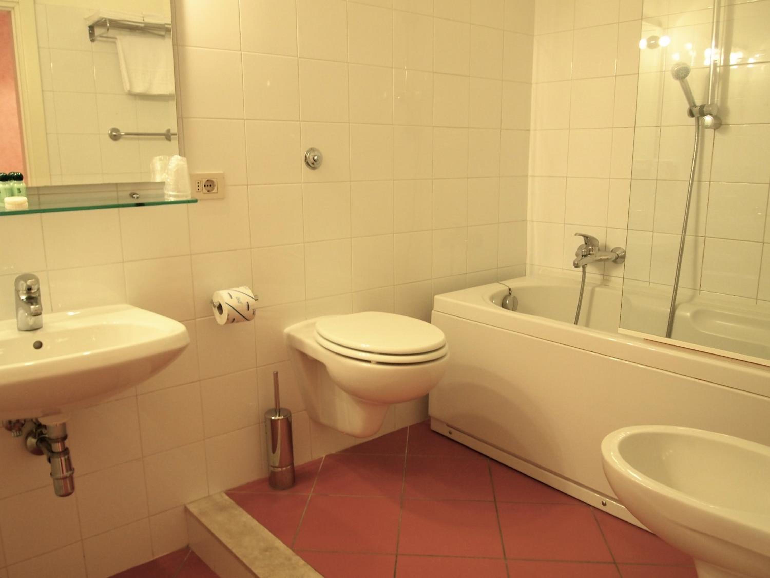 Double or Twin Room with City View - Photo 9