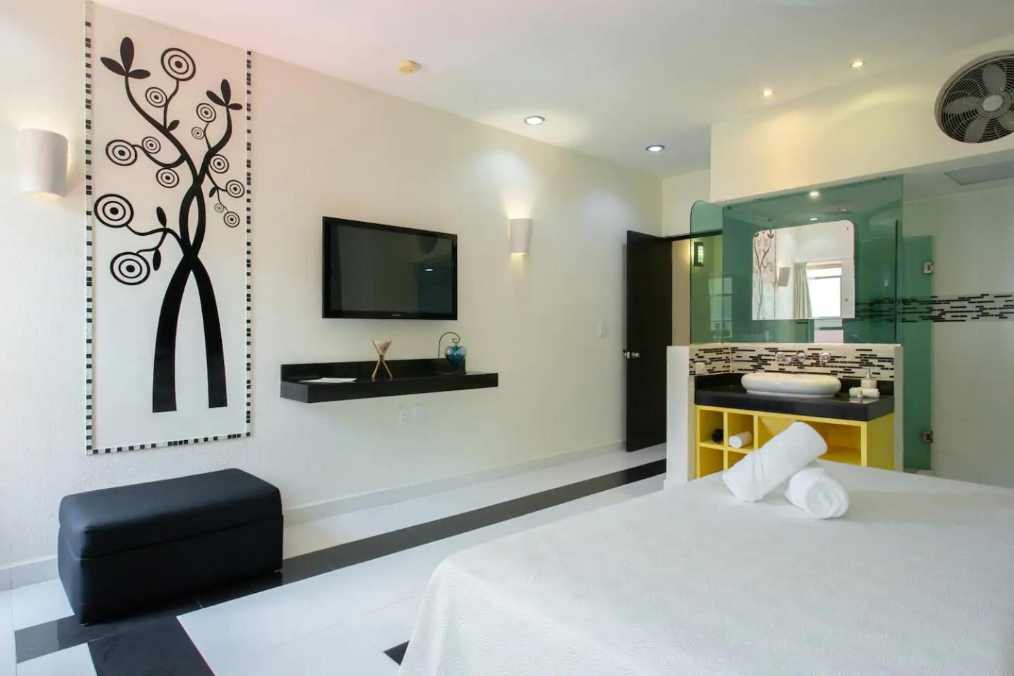 Suite - Photo 8