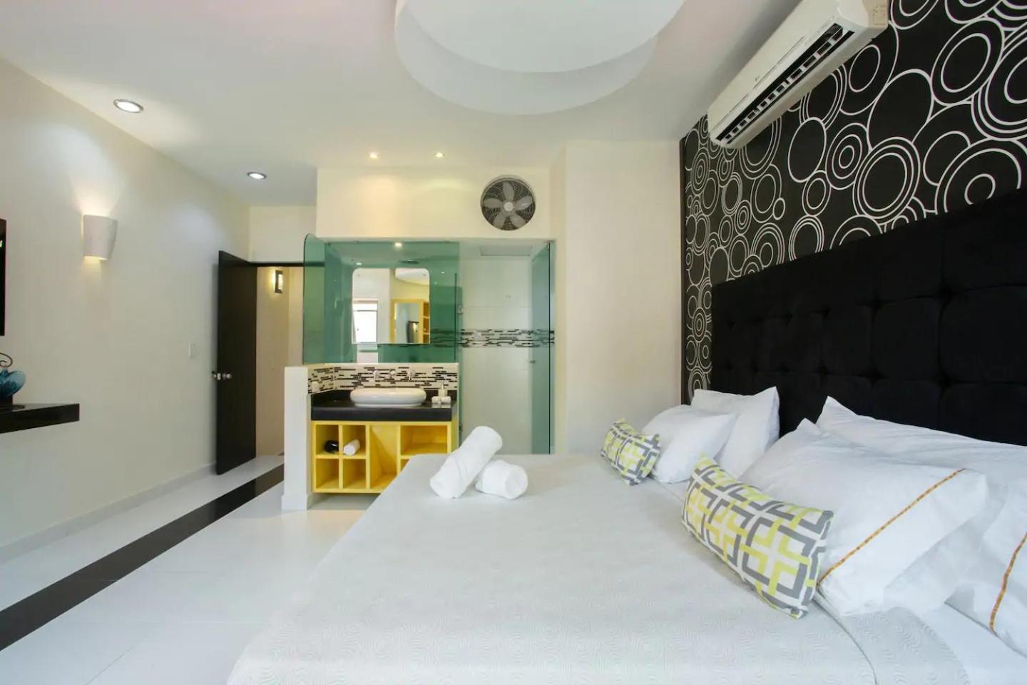 Suite - Photo 11