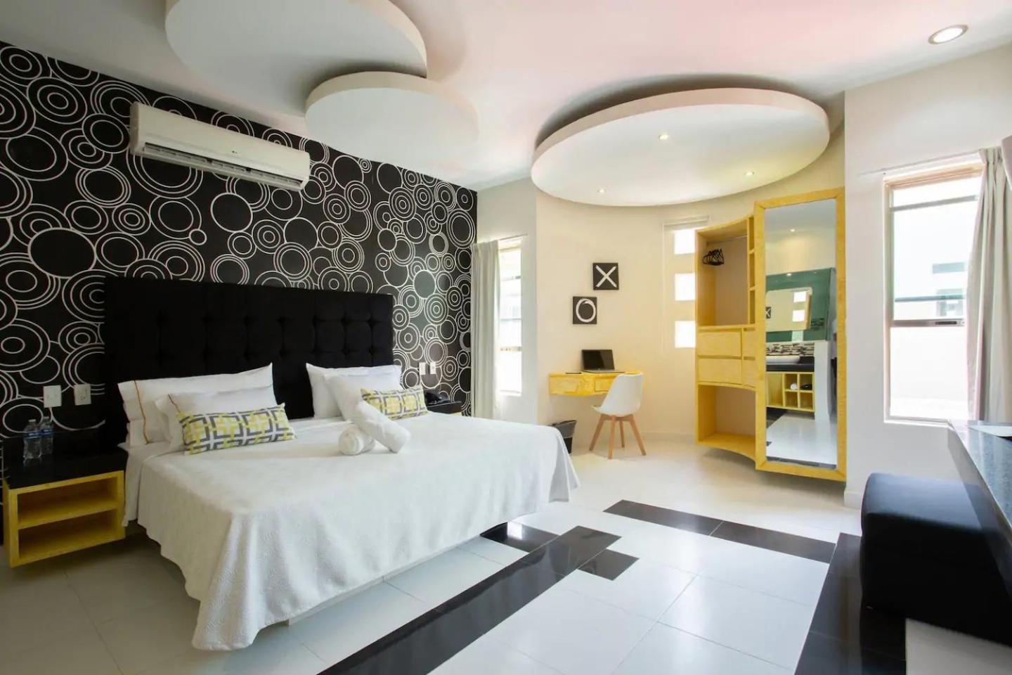 Suite - Photo 1