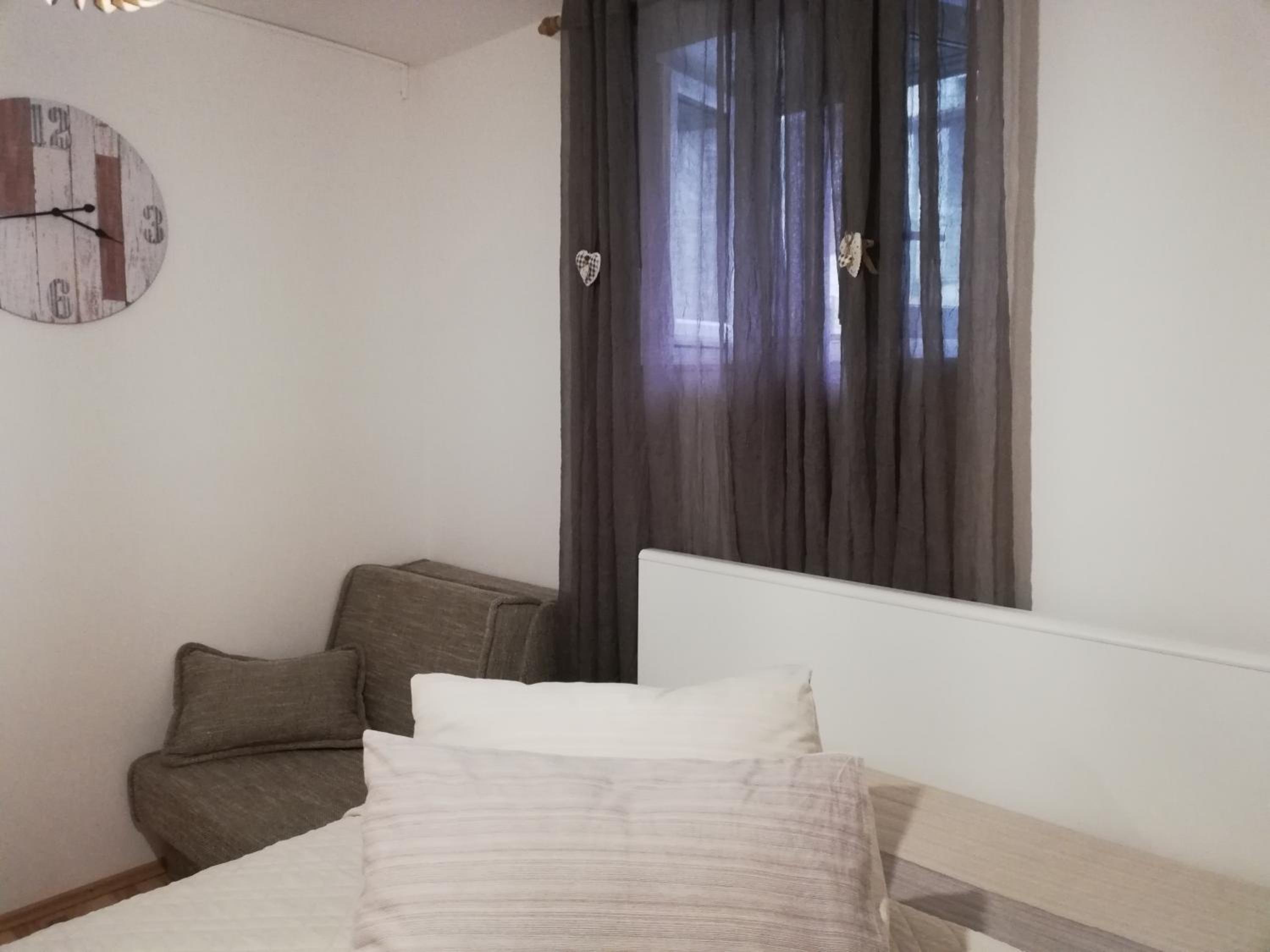 Studio Apartment - Photo 1