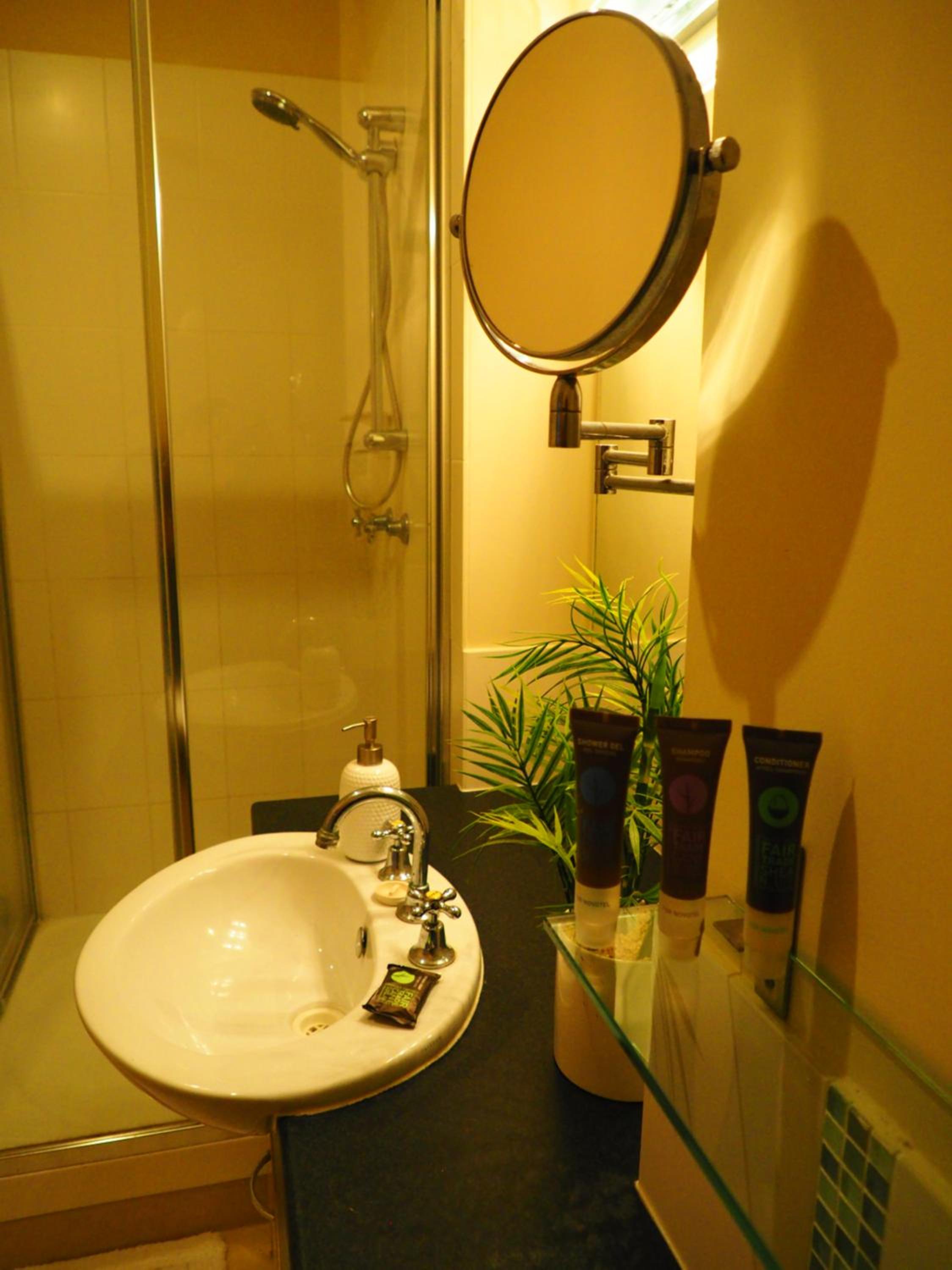 Deluxe Queen Suite photo 2