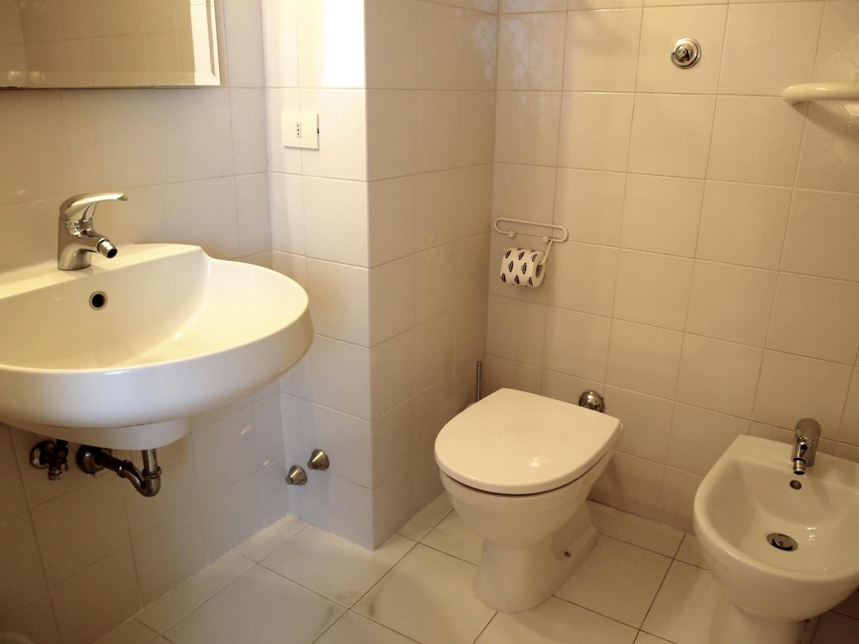 Double or Twin Room with City View - Photo 8