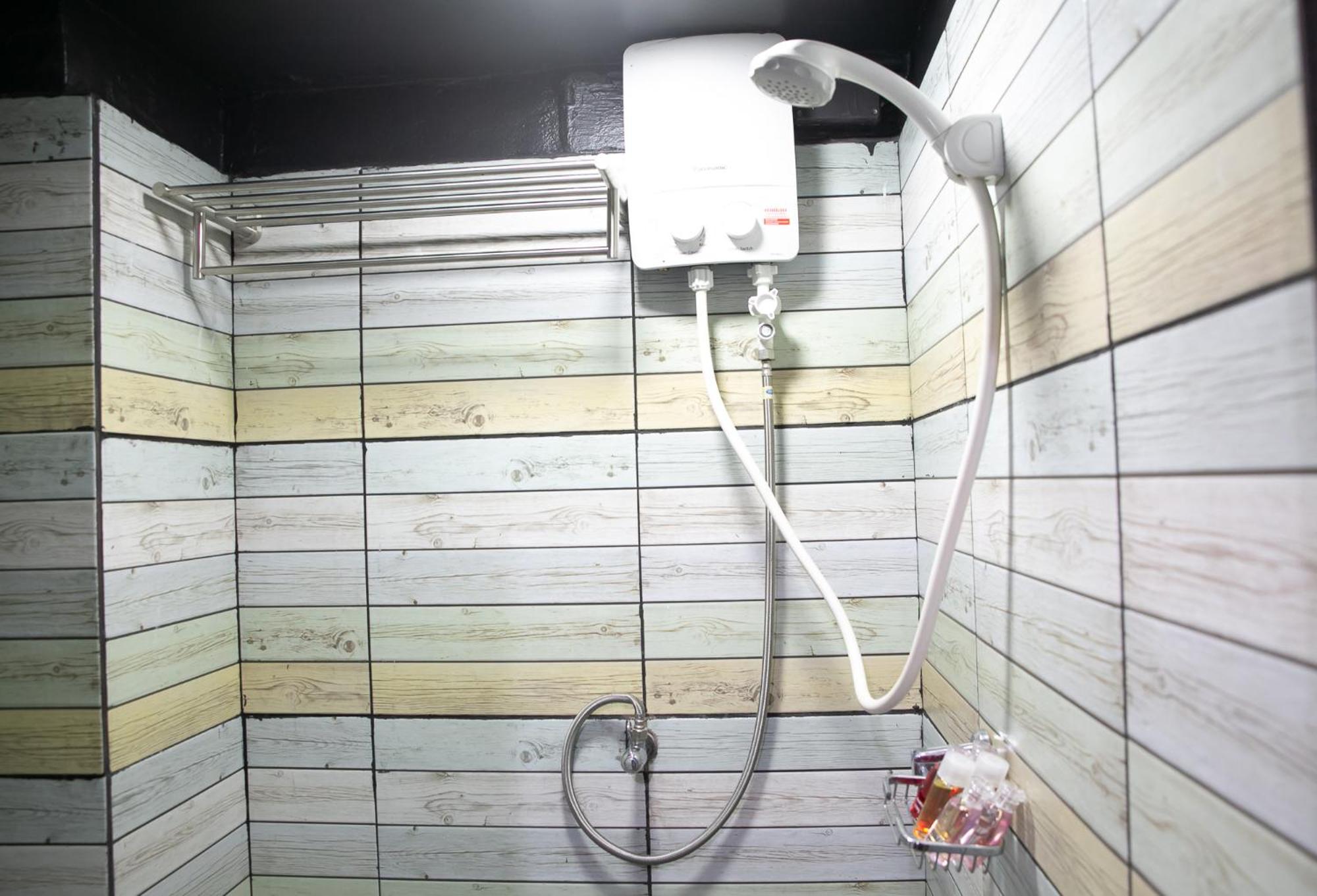 Twin Room with Private Bathroom photo 2