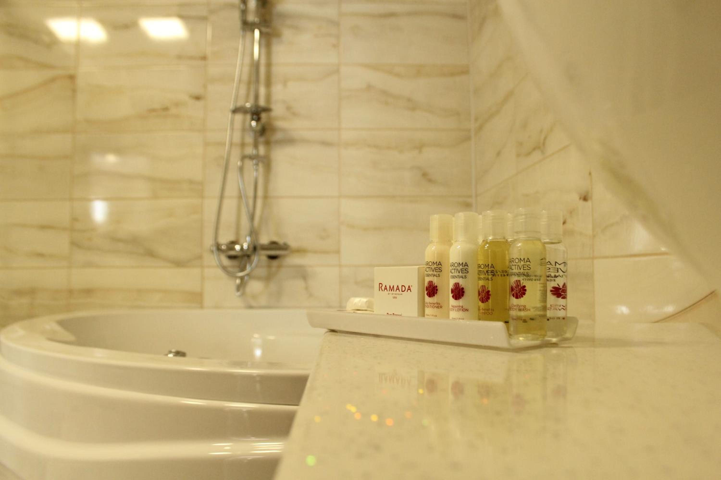 King Suite - Non-Smoking - Photo 9