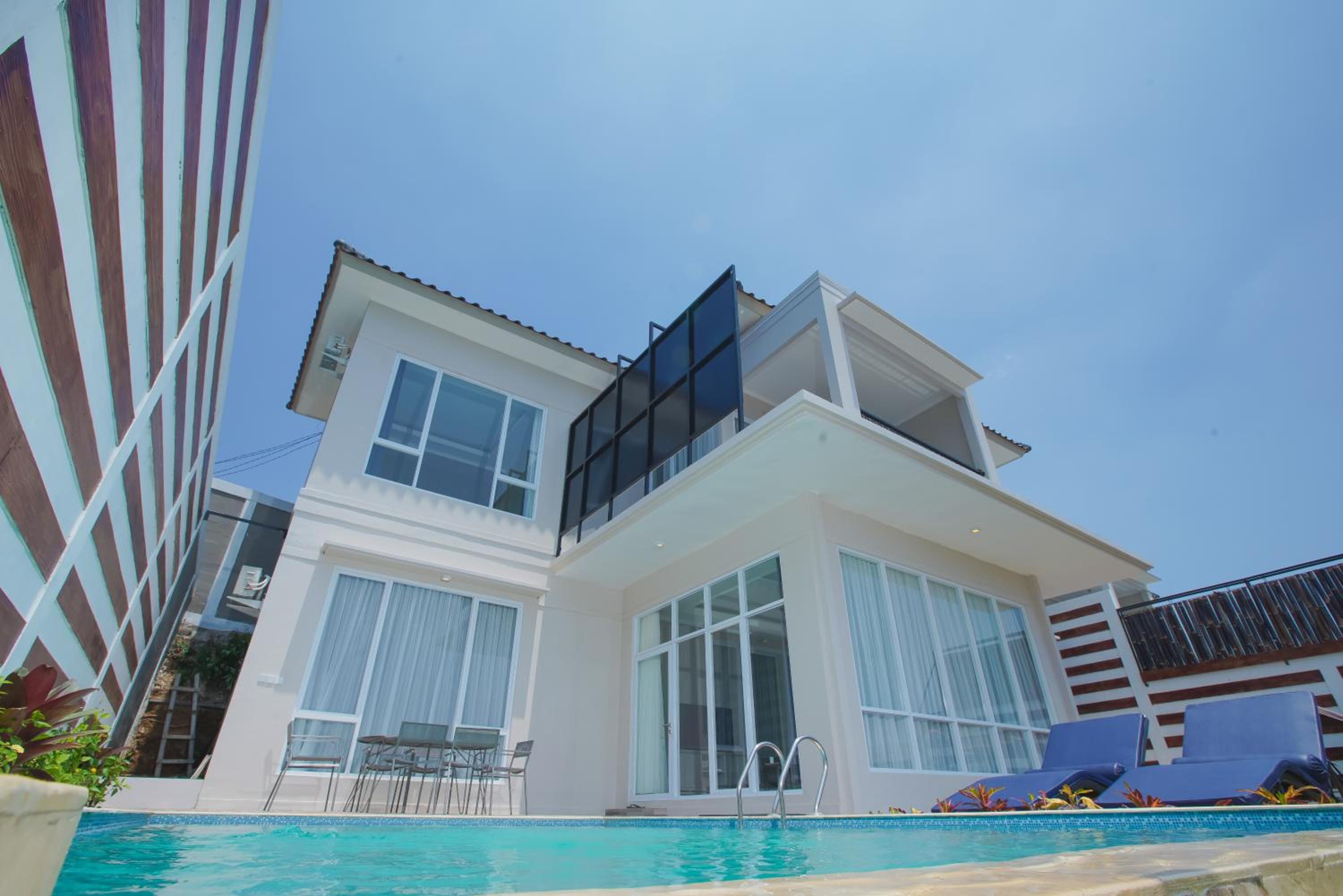 Three-Bedroom Villa - Photo 8