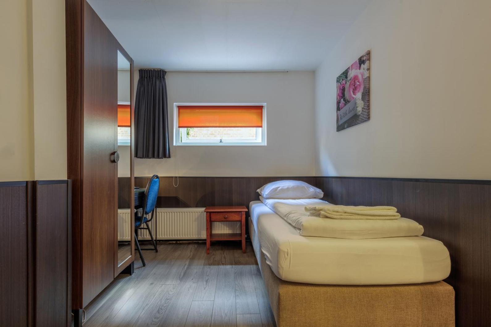 Single Room with Shared Shower and Toilet photo 1