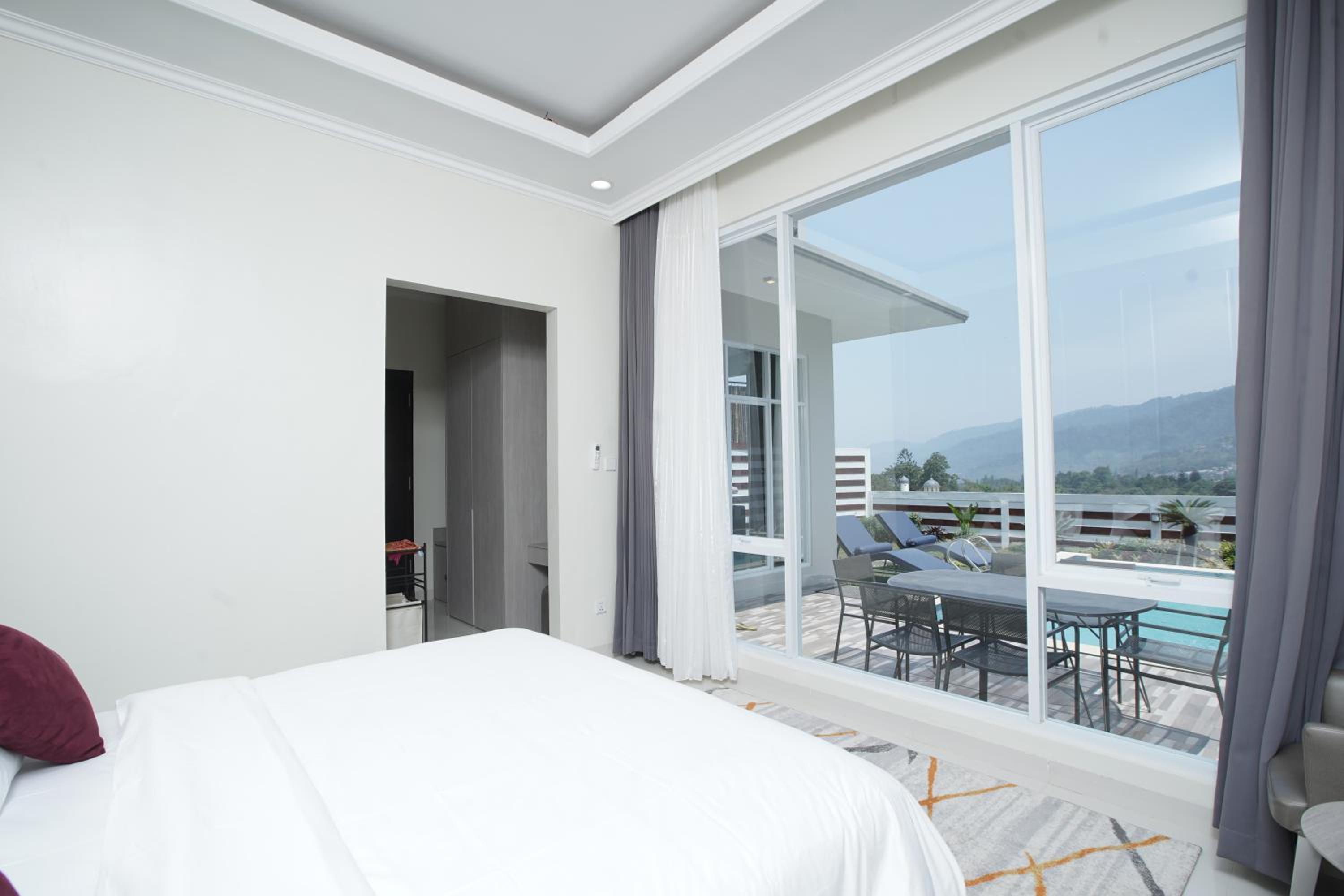 Three-Bedroom Villa - Photo 18