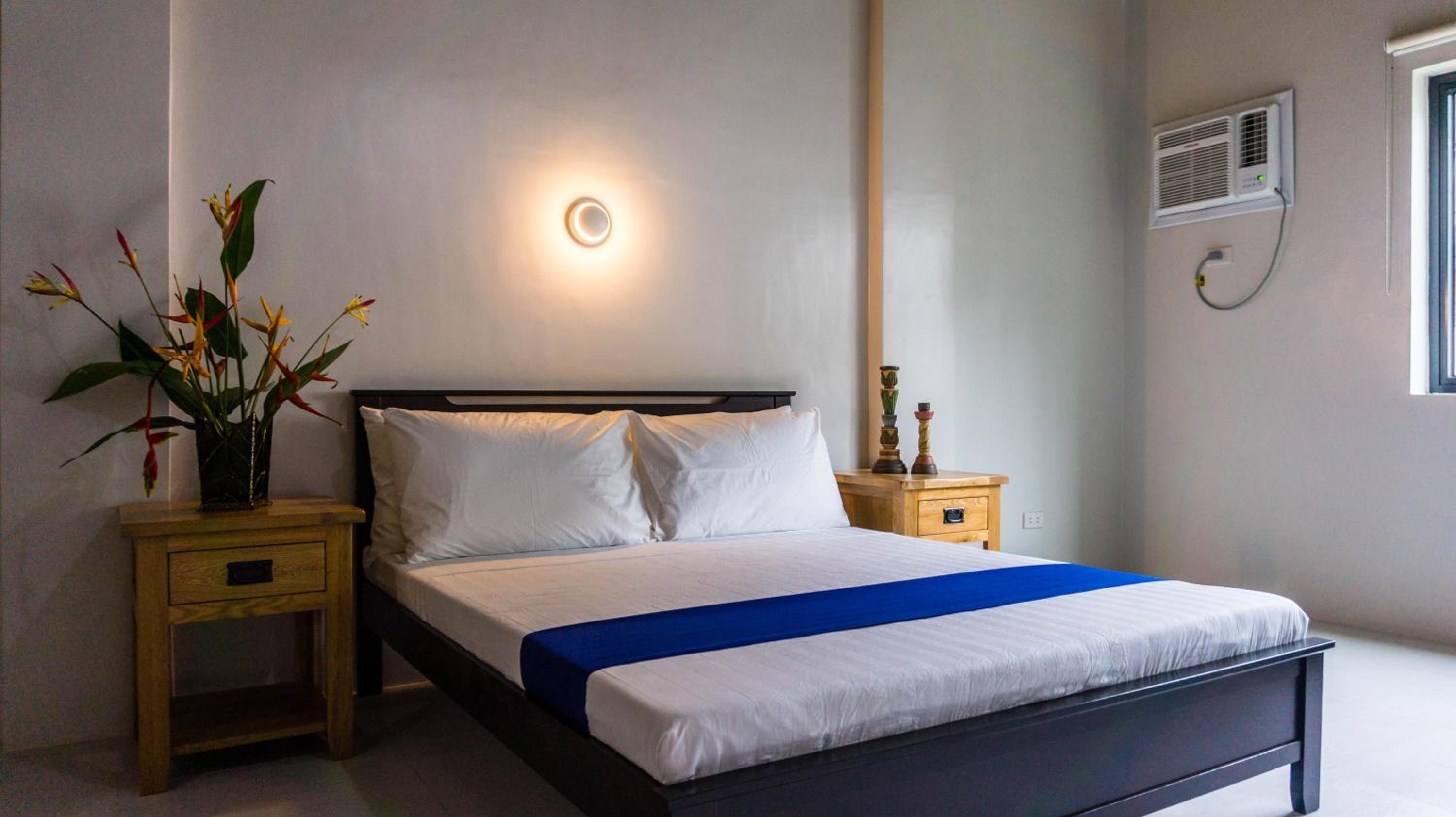 Standard Queen Room - Photo 7