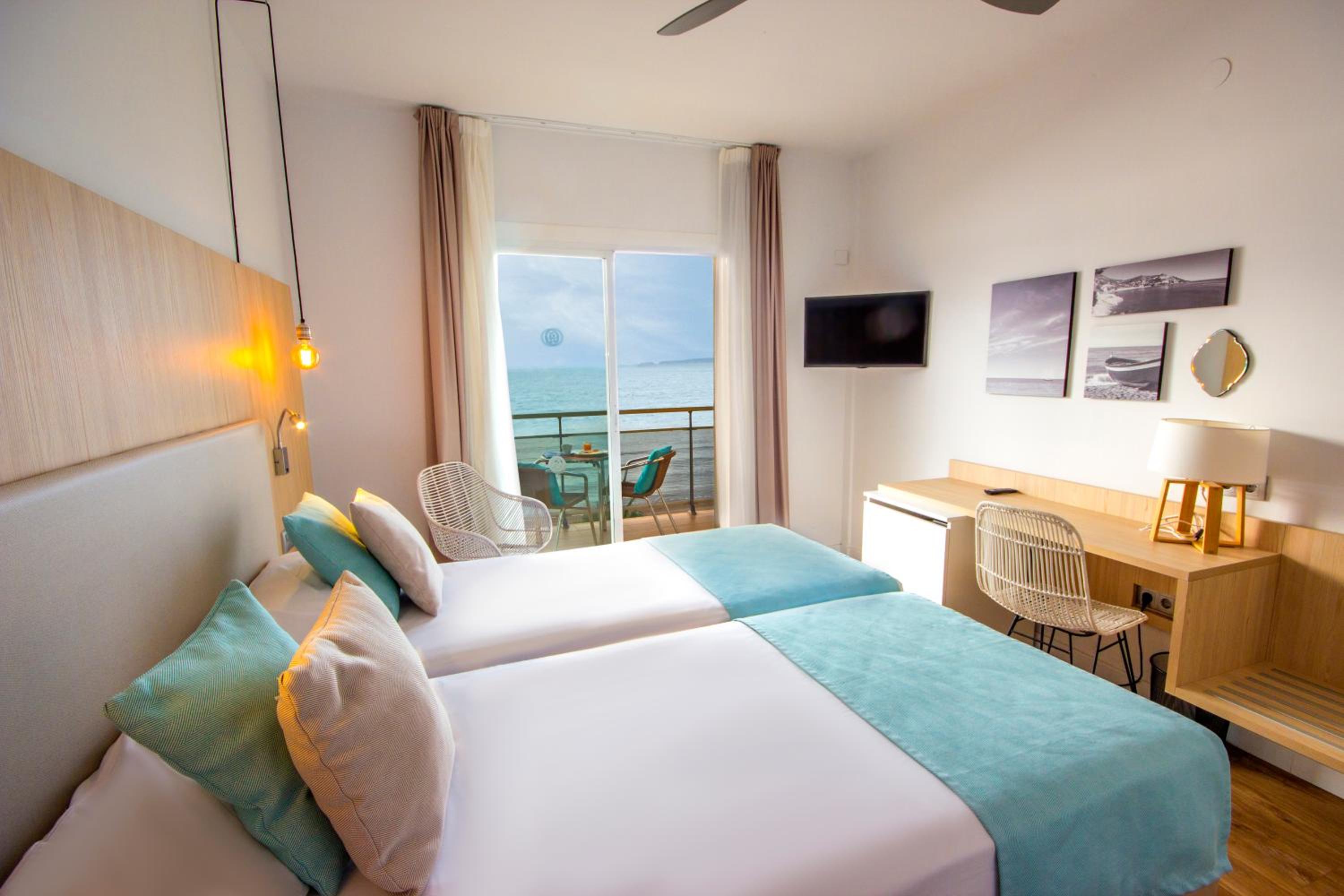 Double Room with Sea View - Photo 2