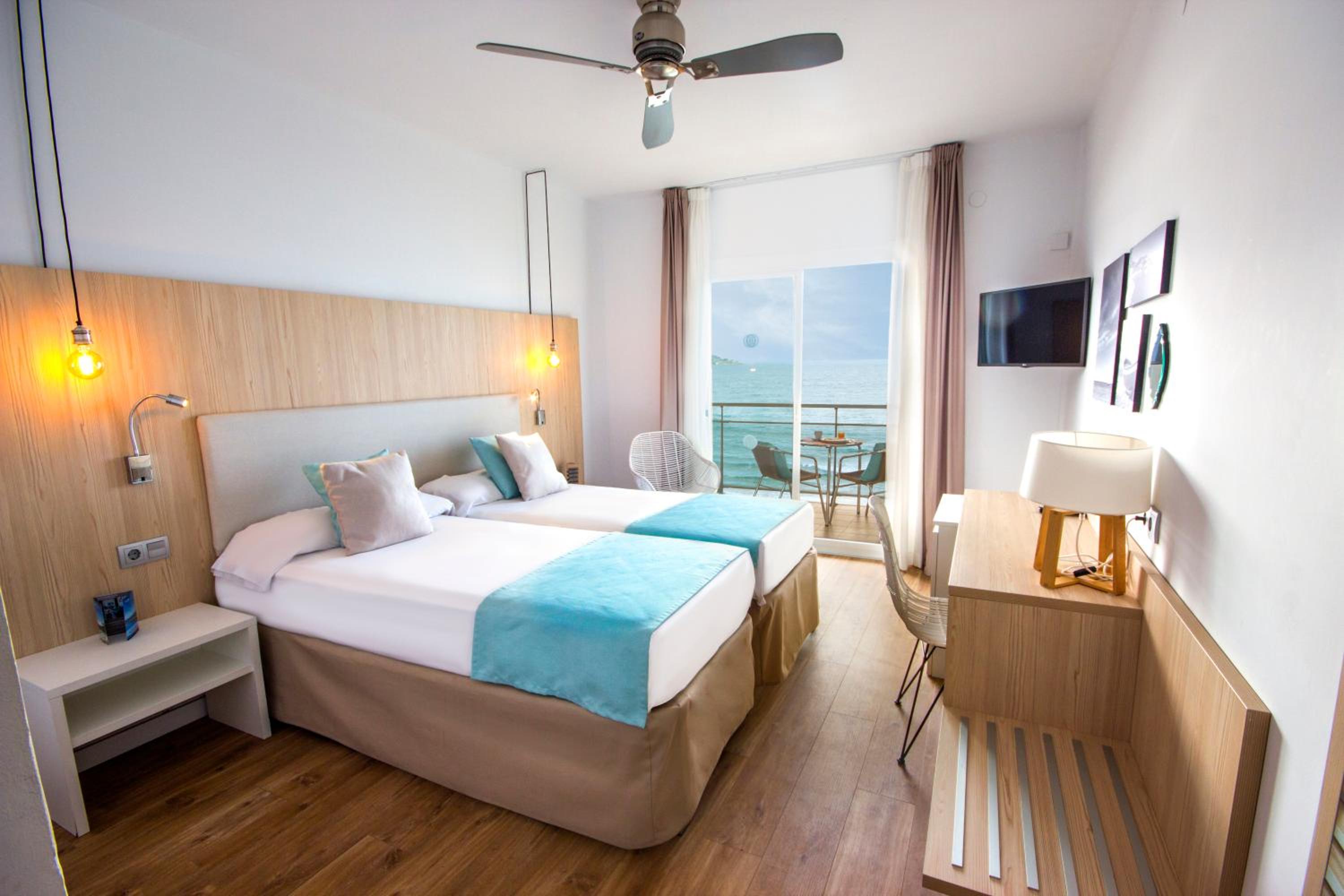 Double Room with Sea View - Photo 13