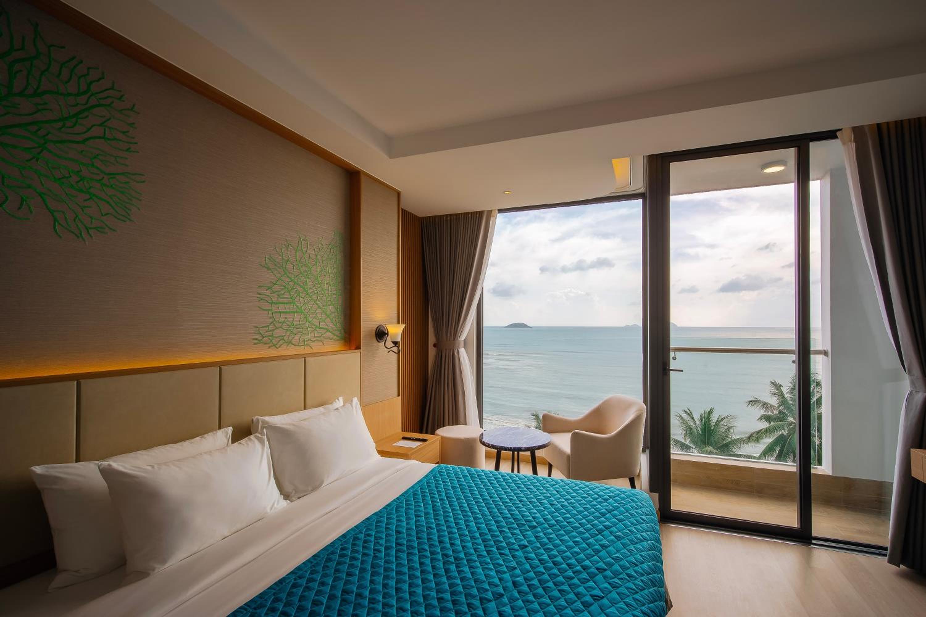 Premier Deluxe Double Room with Balcony and Ocean View - Photo 3