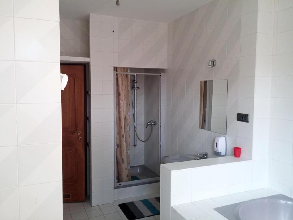 Large Twin Room - Photo 6
