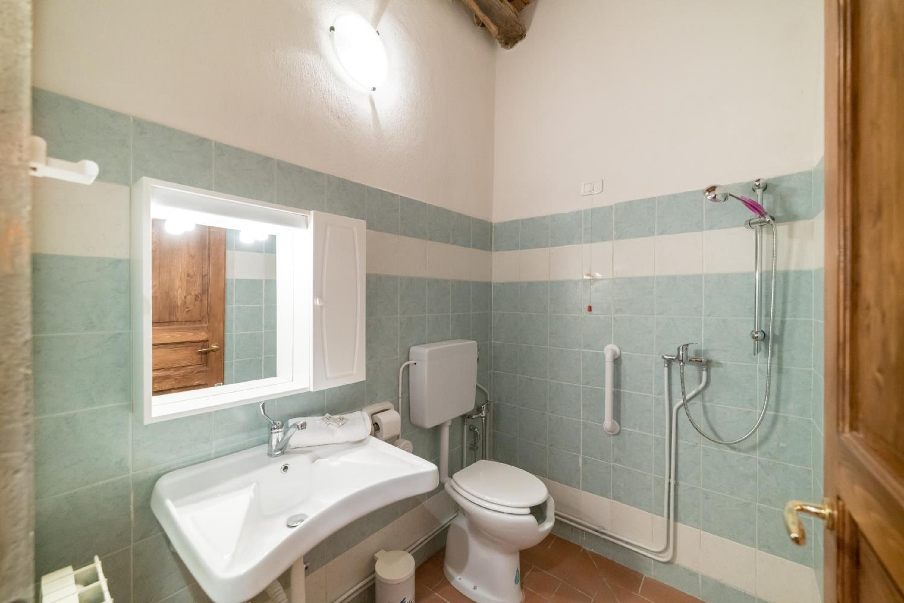 Double Room with Private Bathroom - Photo 5