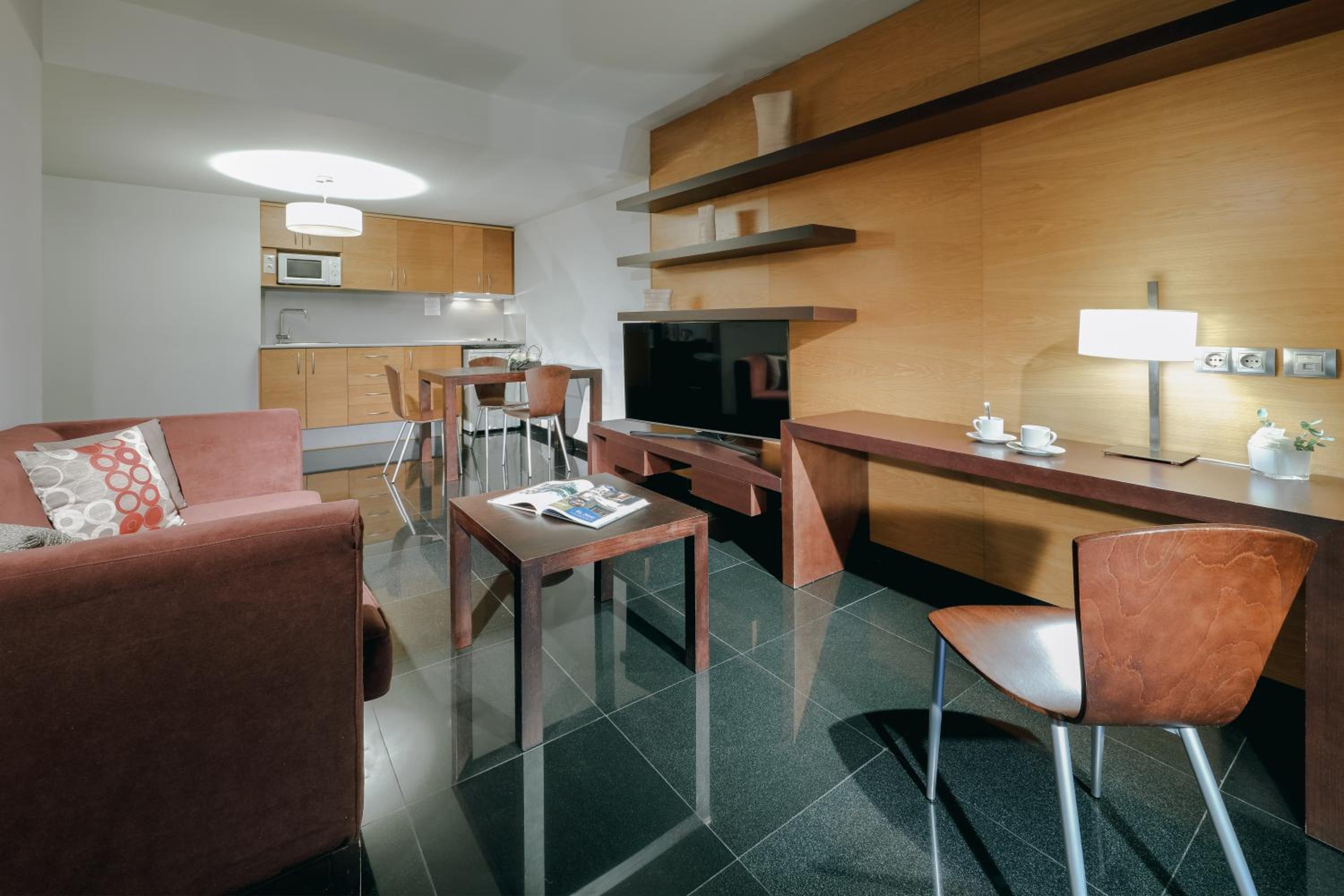 Family Room (2 Adults + 2 Children) - Photo 4