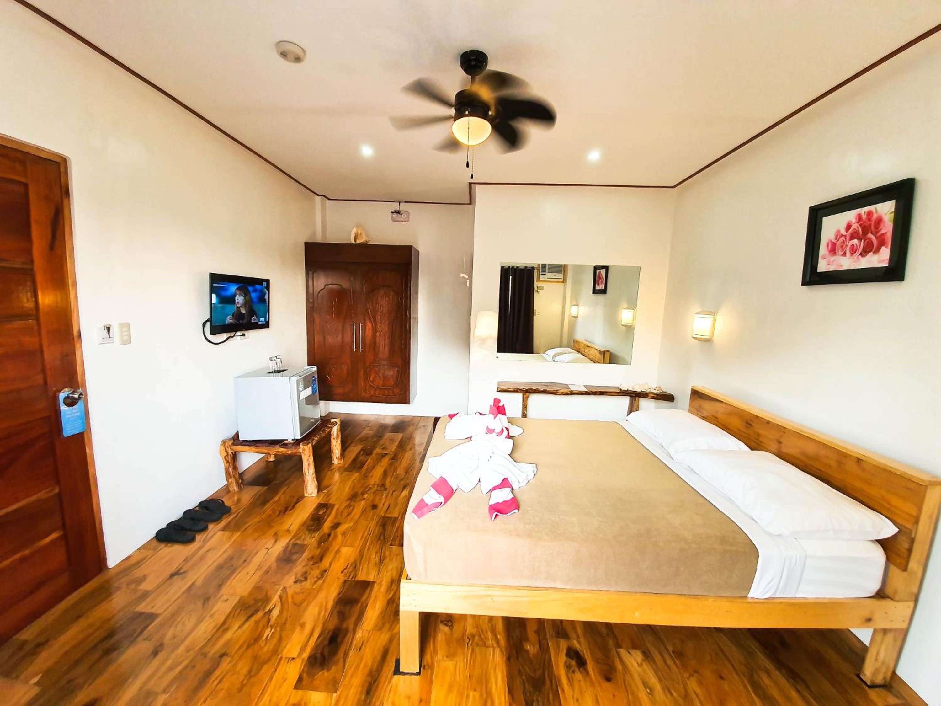 Superior Deluxe Room with View Deck - Photo 5