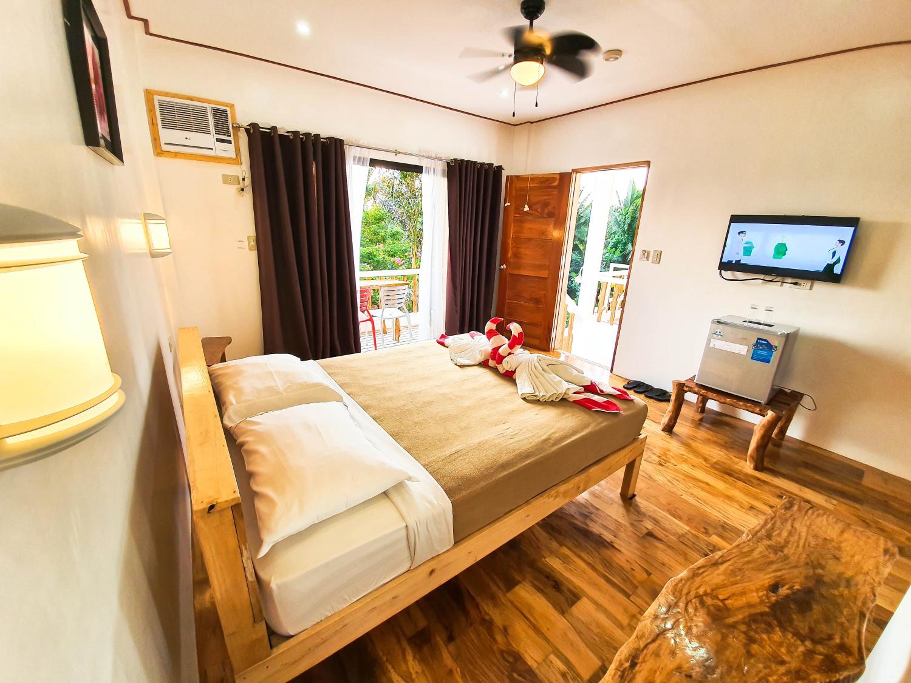 Superior Deluxe Room with View Deck - Photo 3