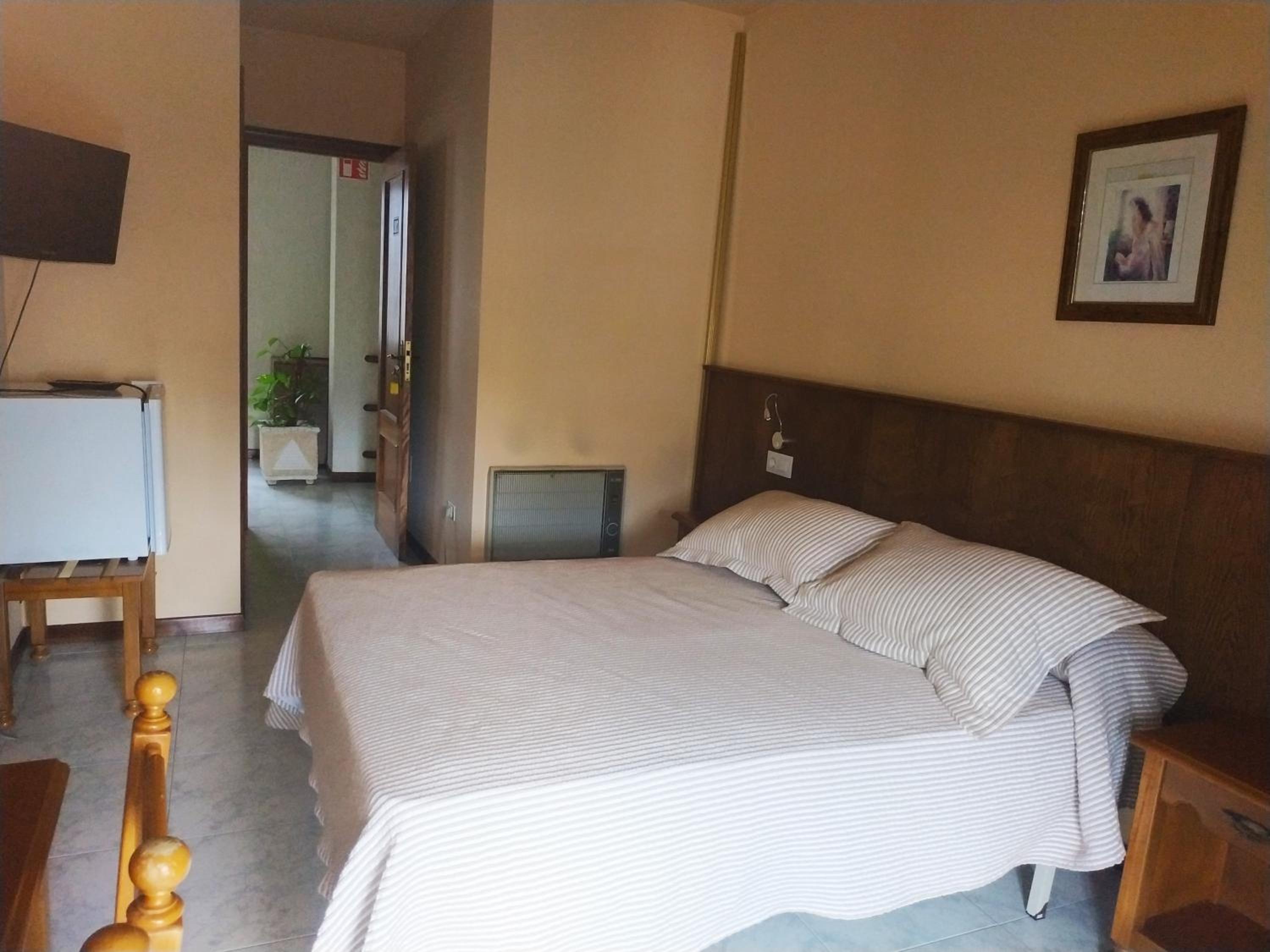 Double or Twin Room - Photo 6