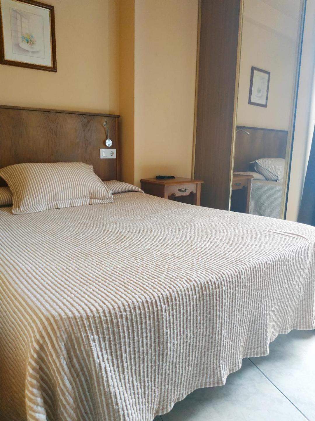Small Double Room - Photo 3