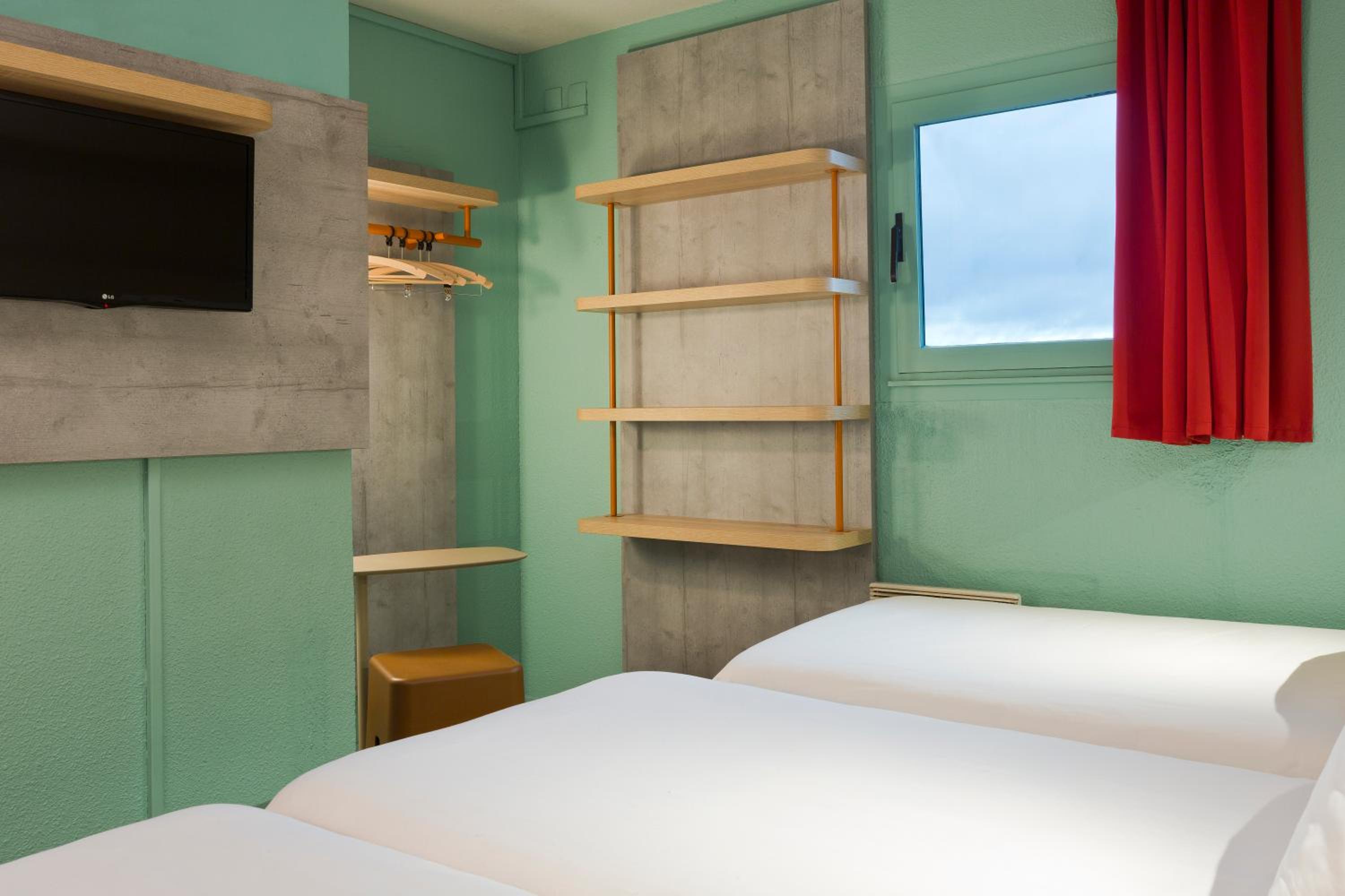 Triple Room with Three Single Beds - Photo 3
