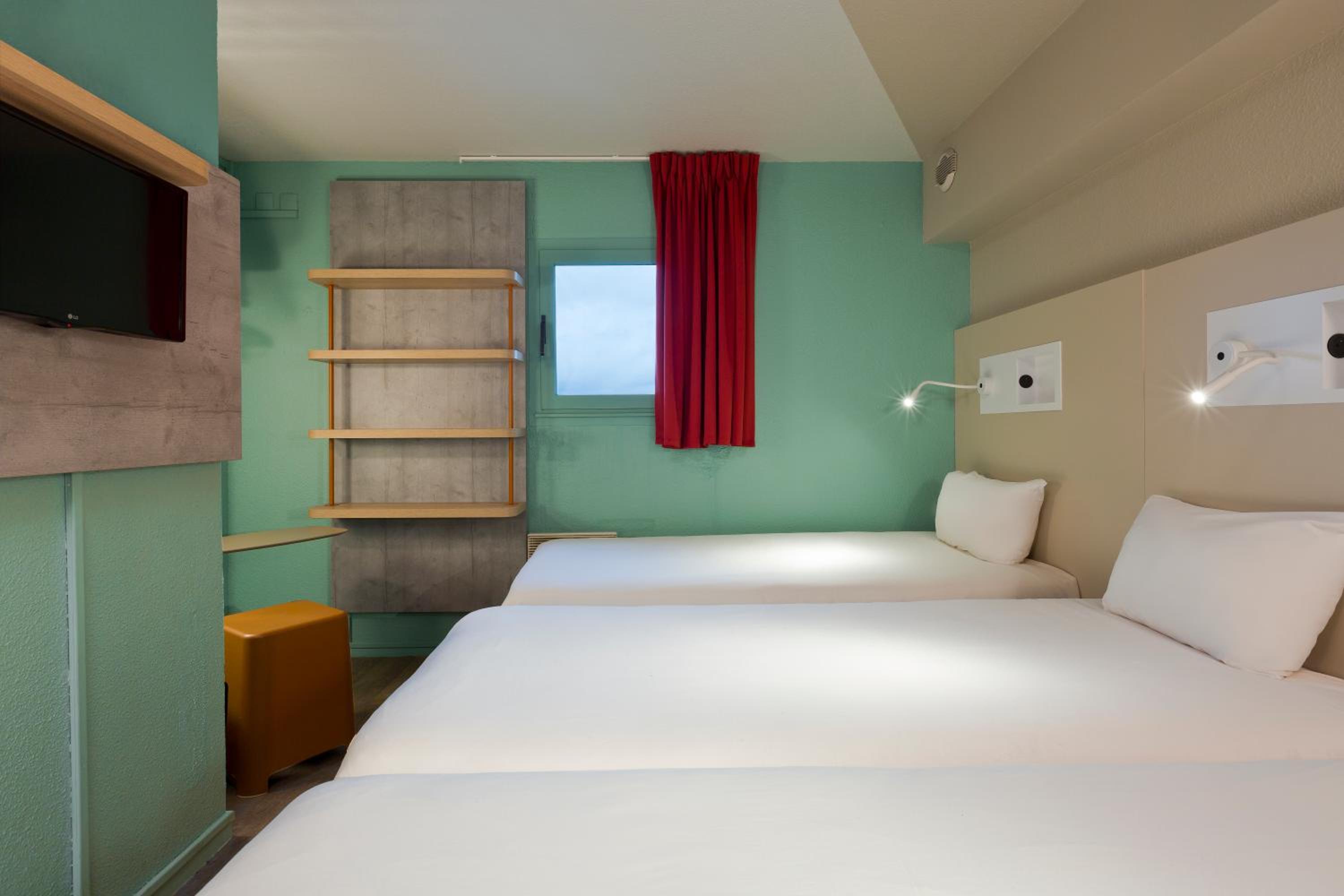 Triple Room with Three Single Beds - Photo 4
