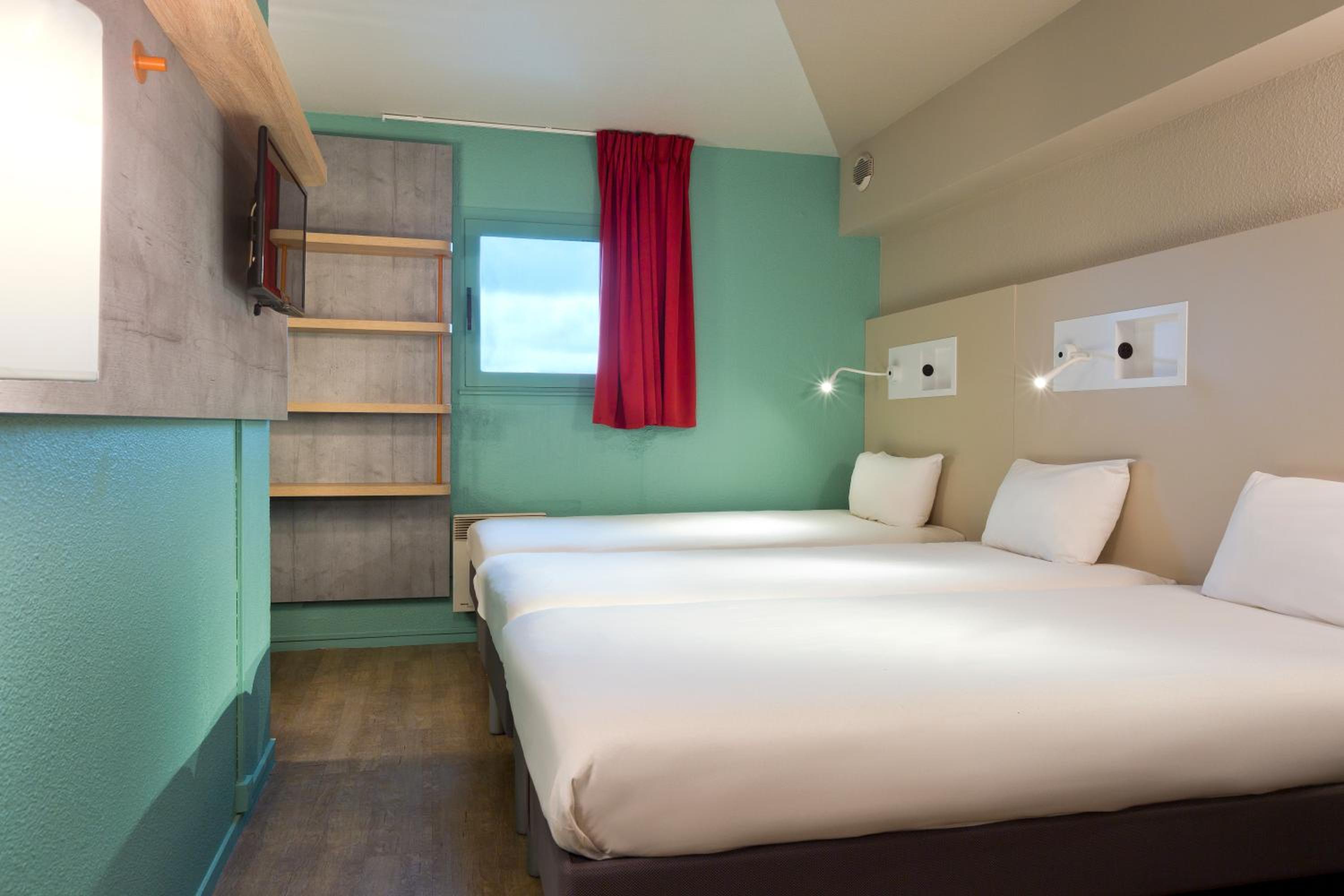 Triple Room with Three Single Beds - Photo 1