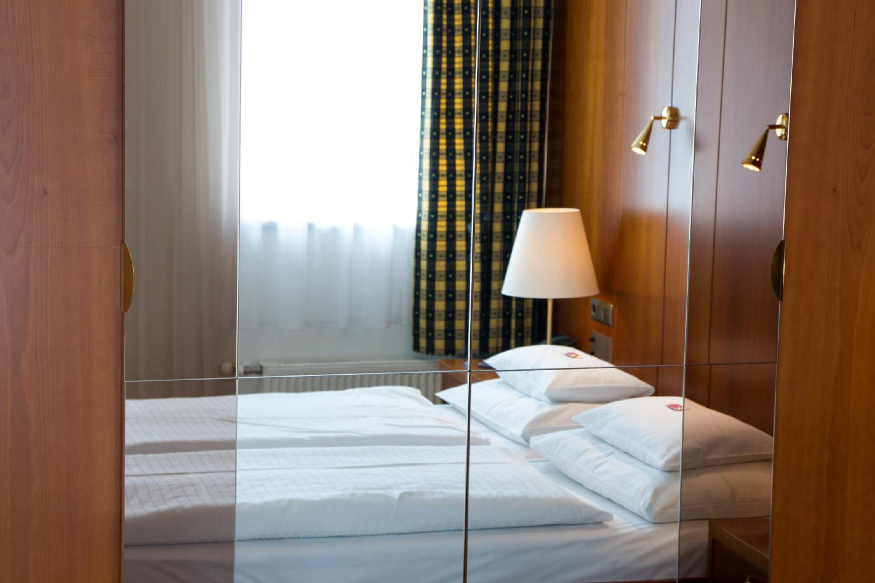 One-Bedroom Apartment - Photo 2