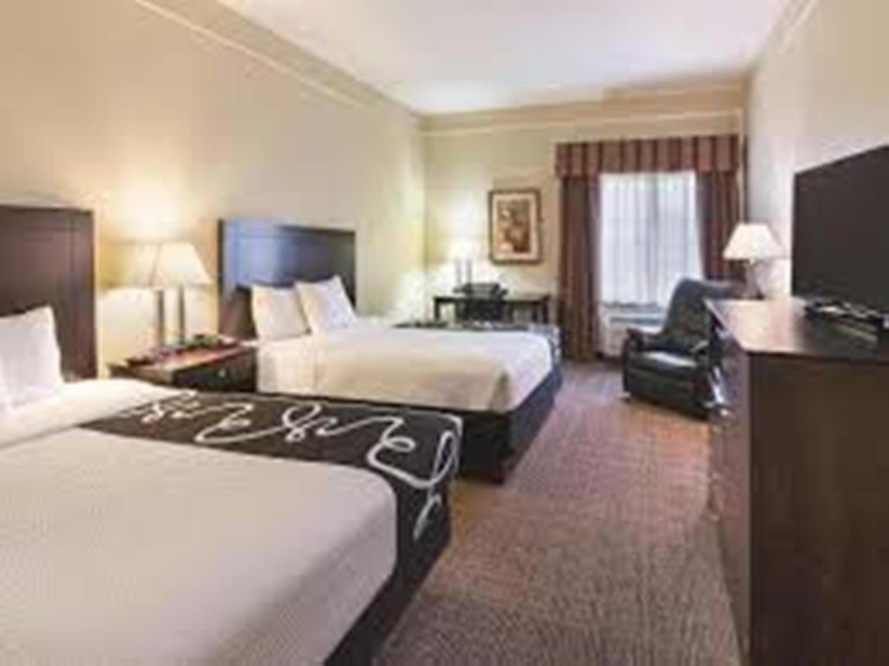 Queen Room with Two Queen Beds and Bath Tub - Mobility/Hearing Accessible - Non-Smoking photo 2