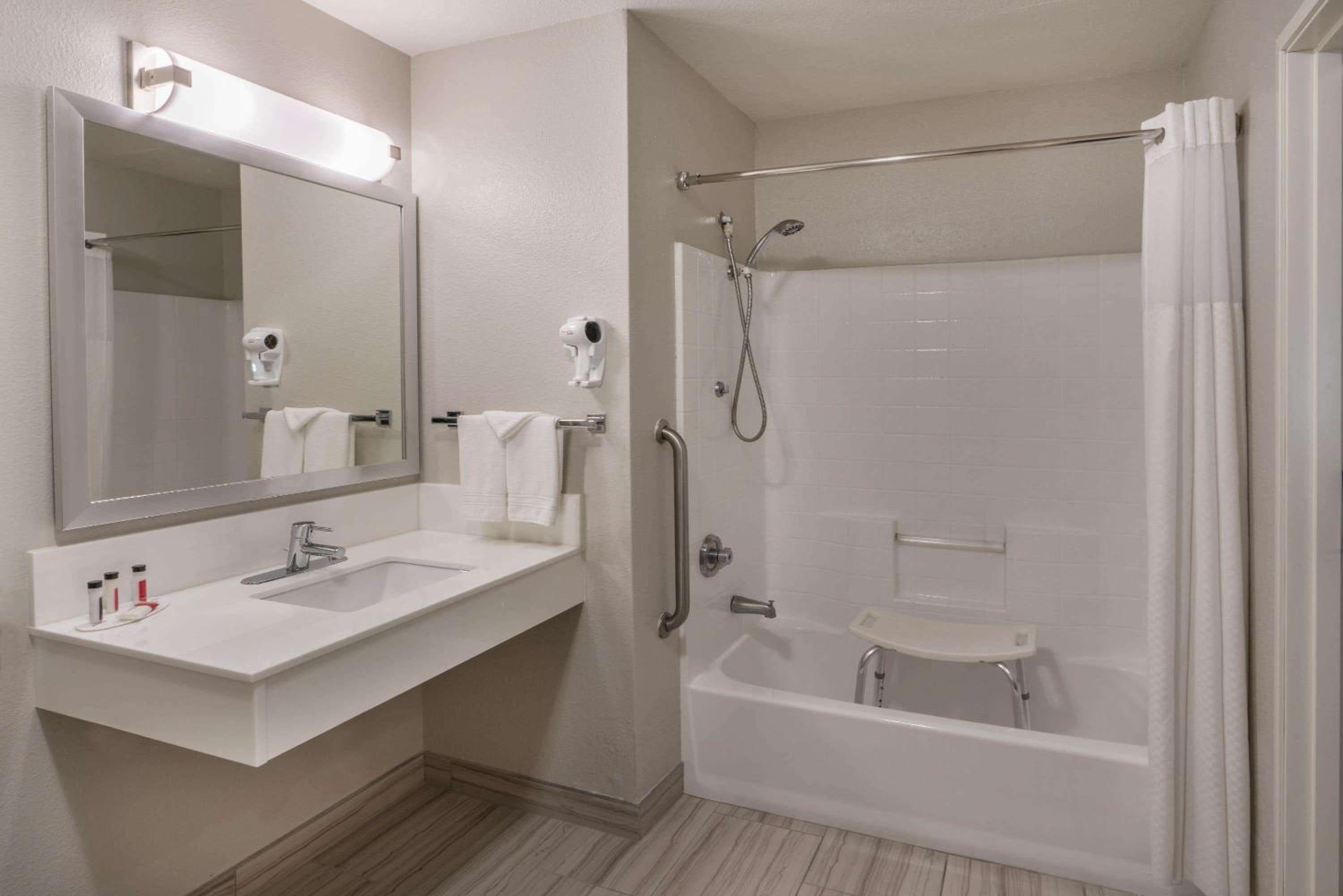 Queen Room - Mobility Access/Non-Smoking - Photo 2
