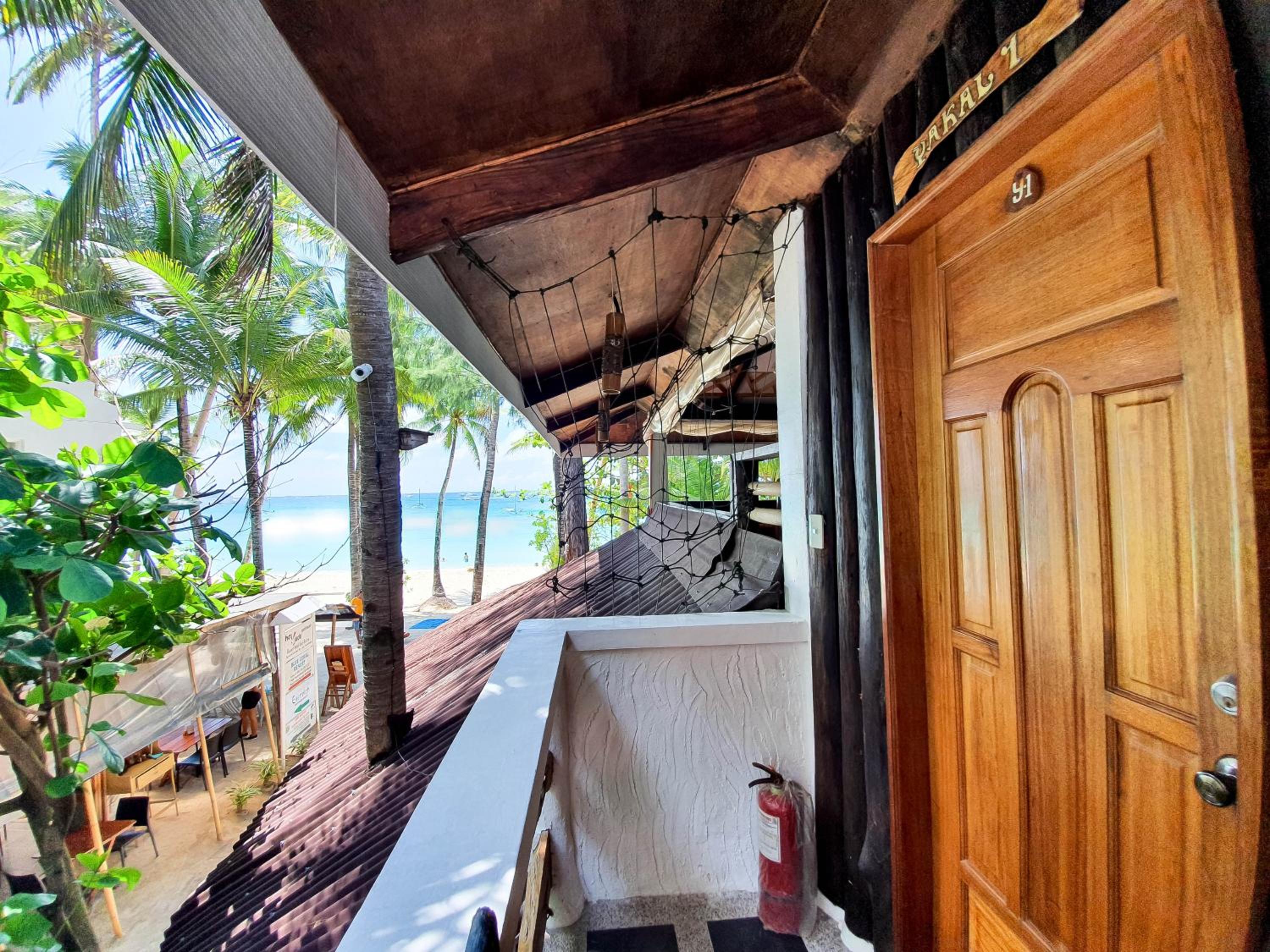 Superior Room with Balcony and Sea View - Photo 6