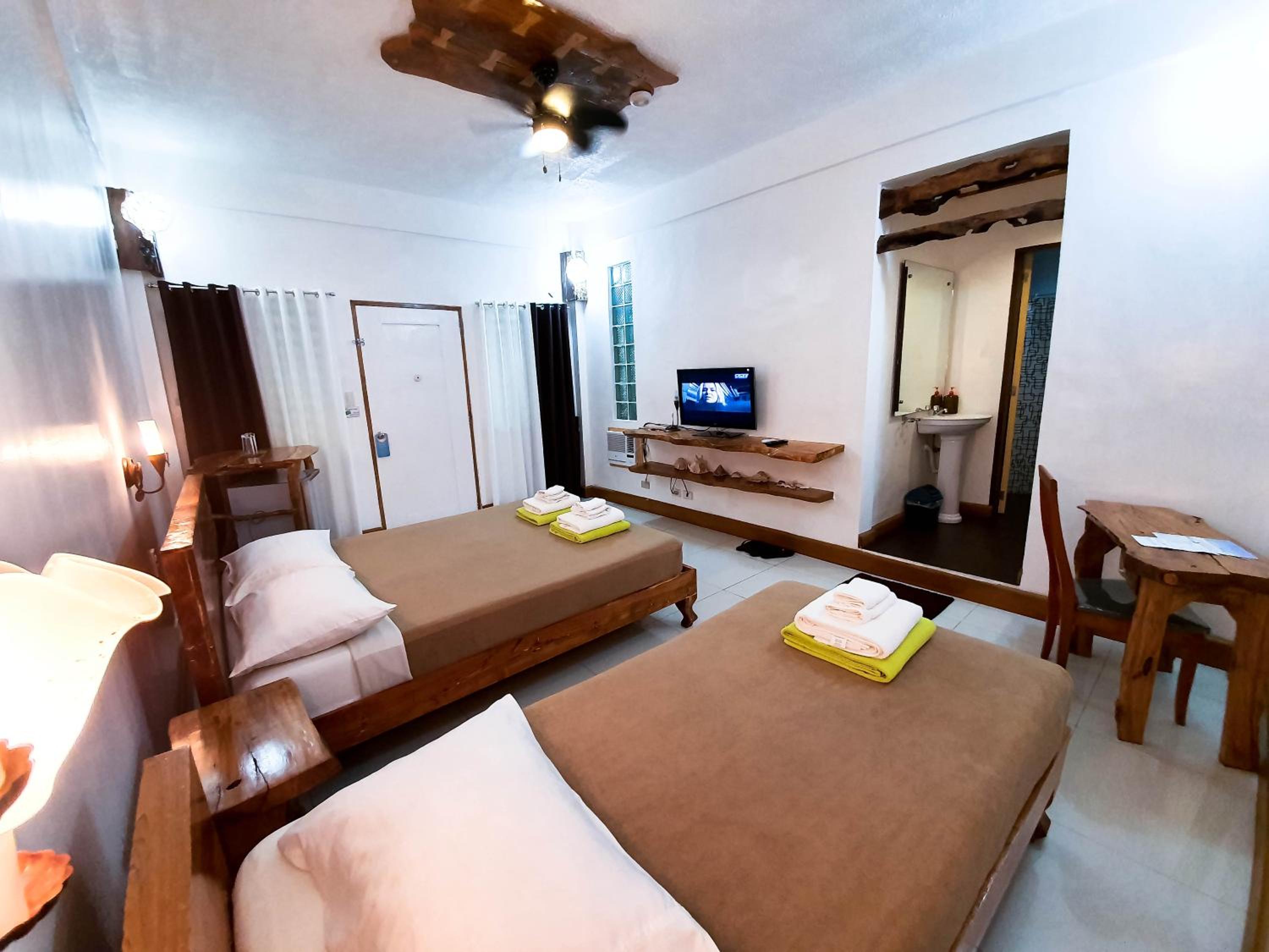 Deluxe Room with Garden View - Photo 3