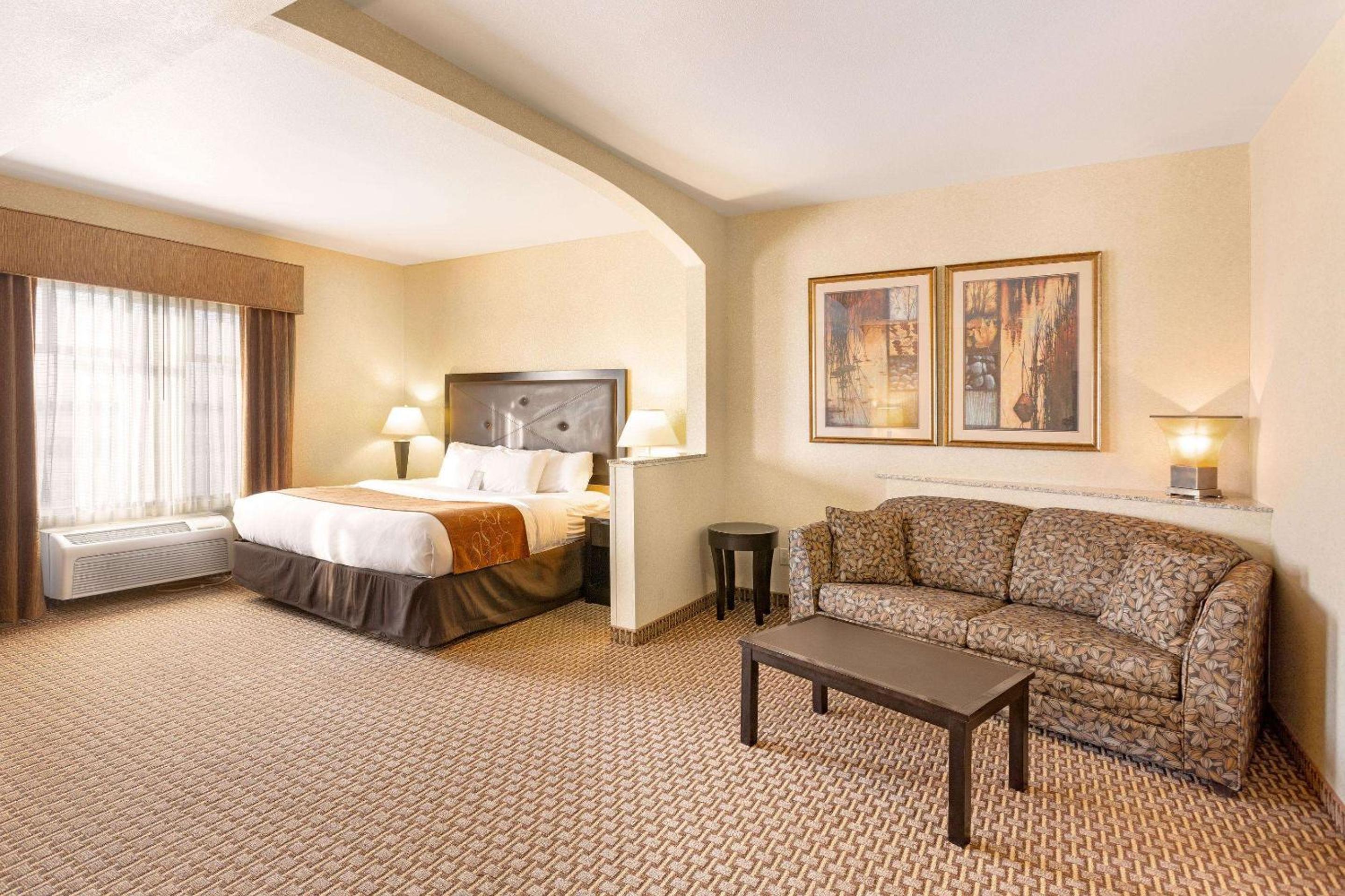 King Suite - Non-Smoking - Photo 3
