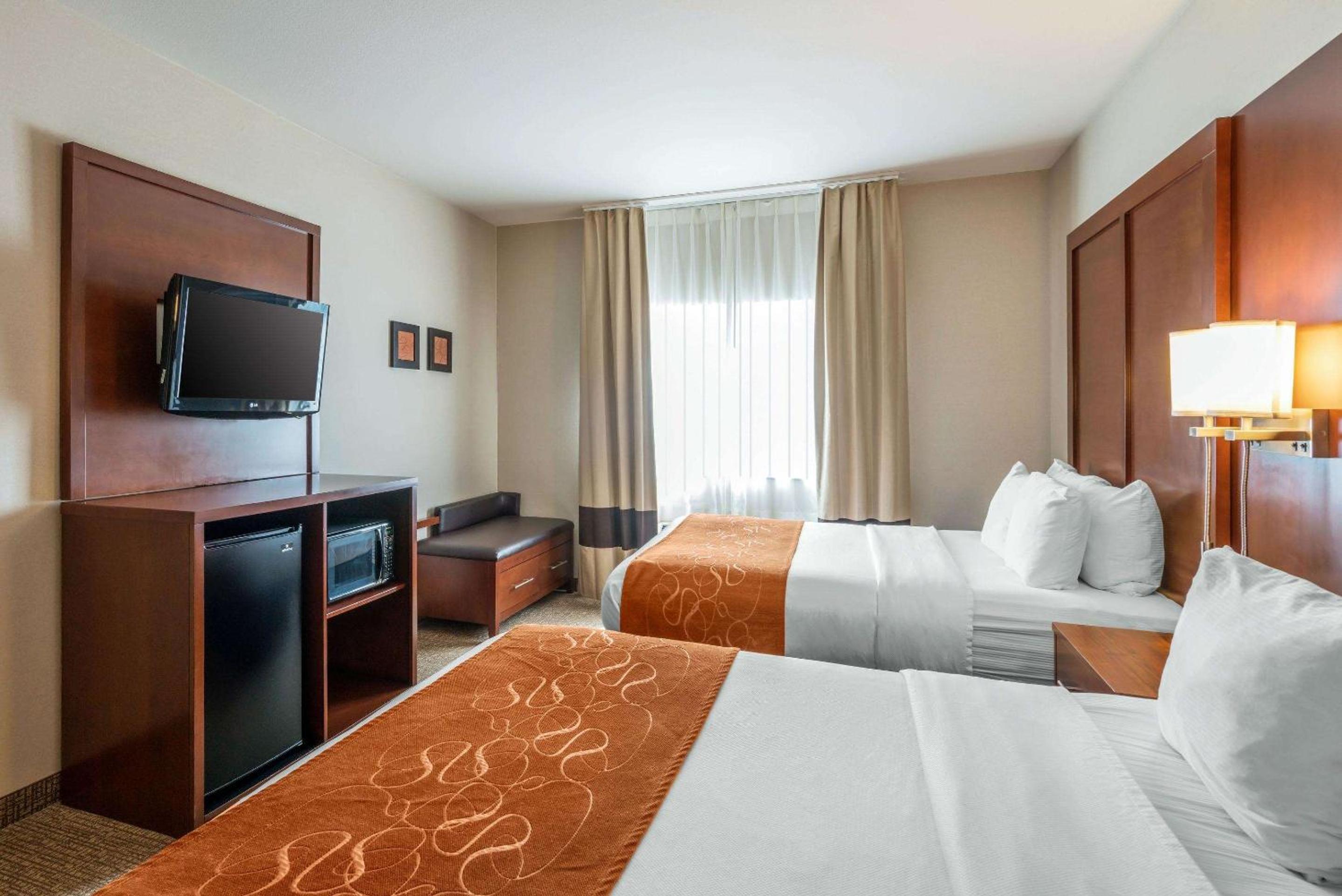 Queen Suite with Two Queen Beds - Non-Smoking - Photo 3