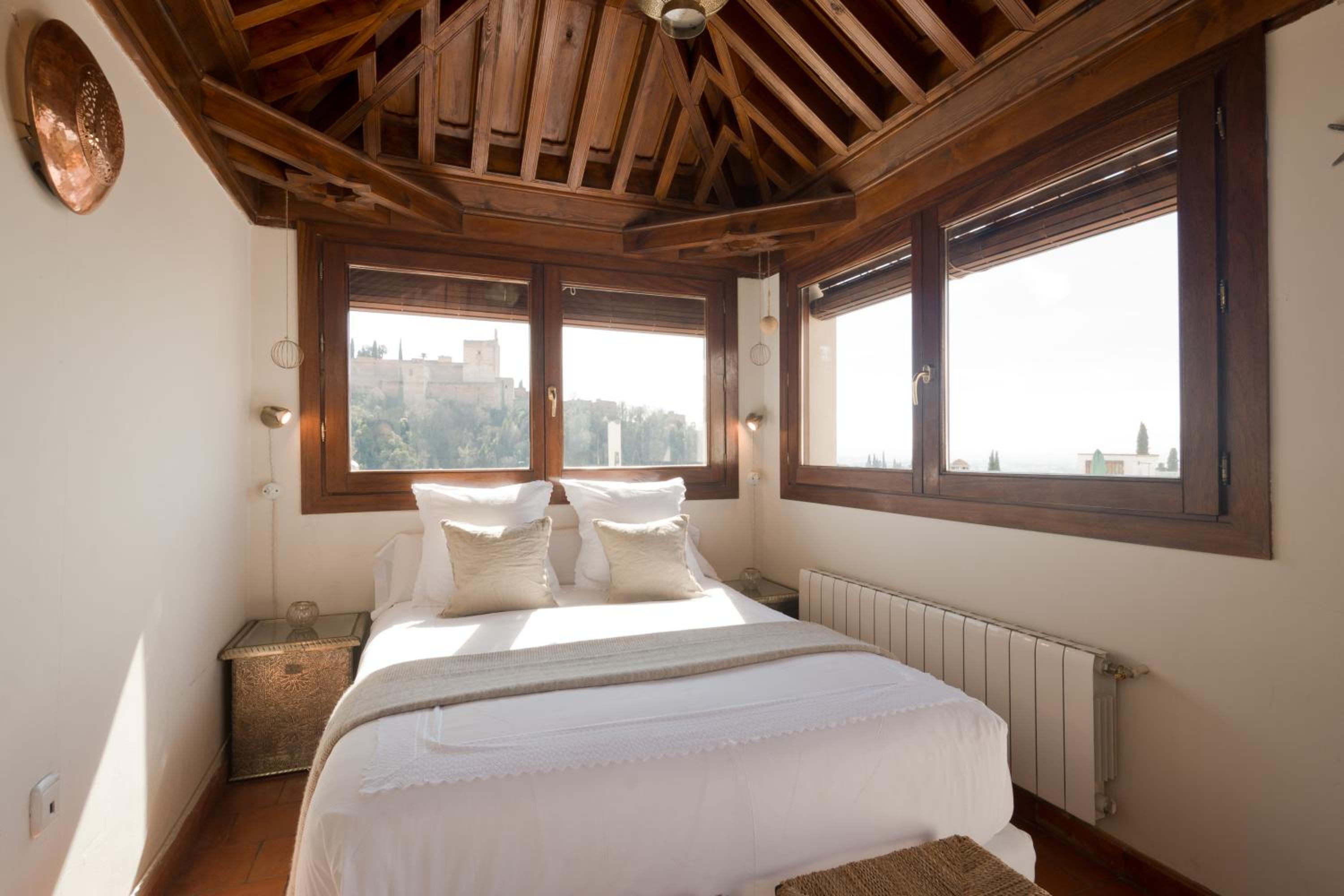 Habitación Deluxe con terraza privada y vista a la Alhambra.