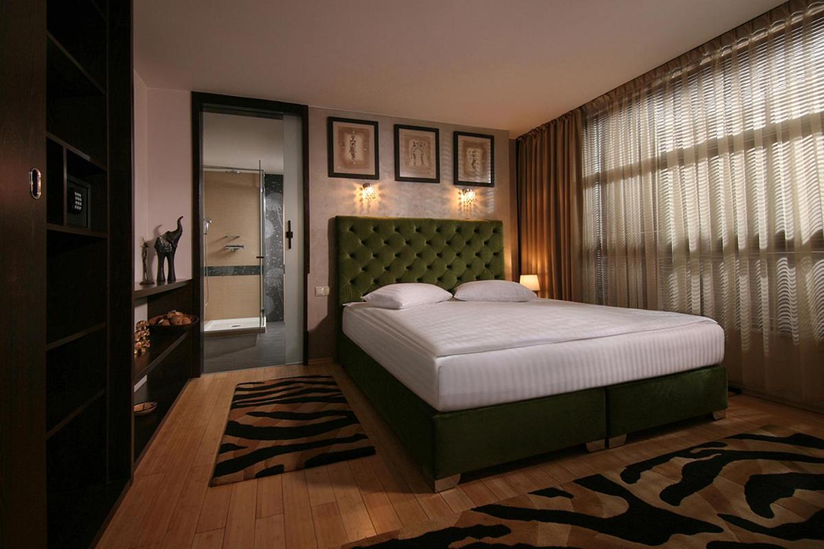 Suite with Balcony - Photo 2
