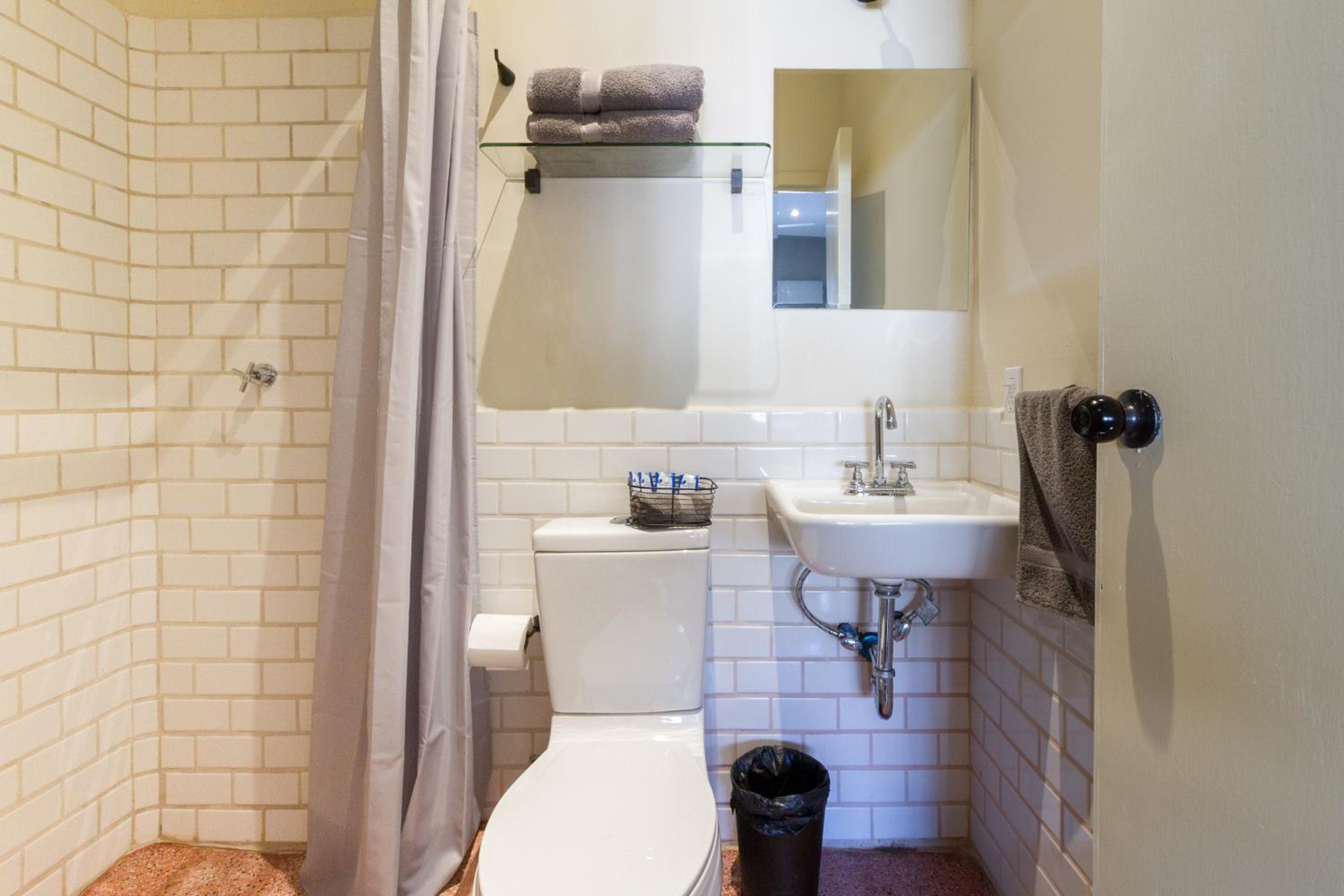 Large Double Room - Photo 5