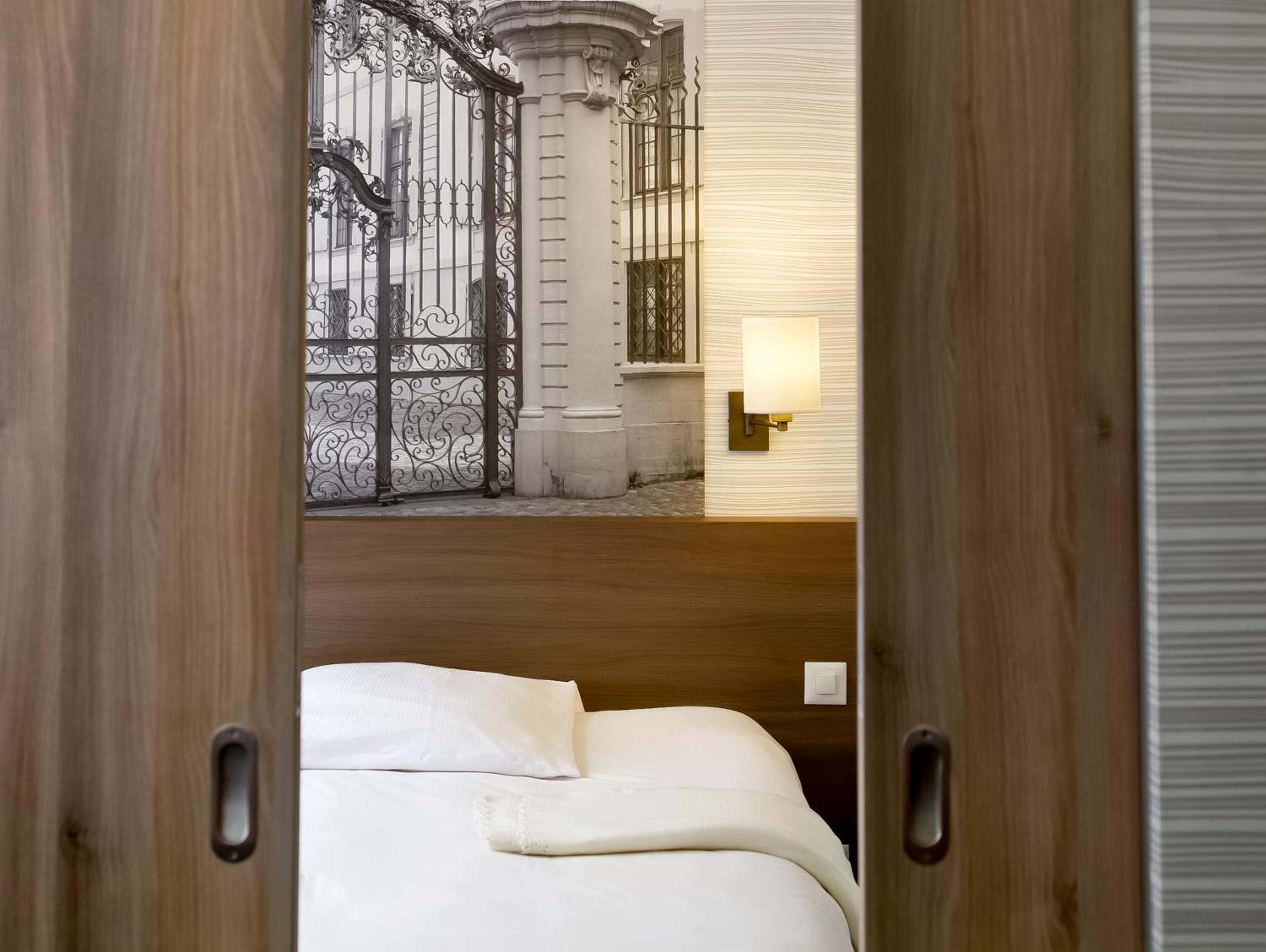 One-Bedroom Apartment - Photo 2