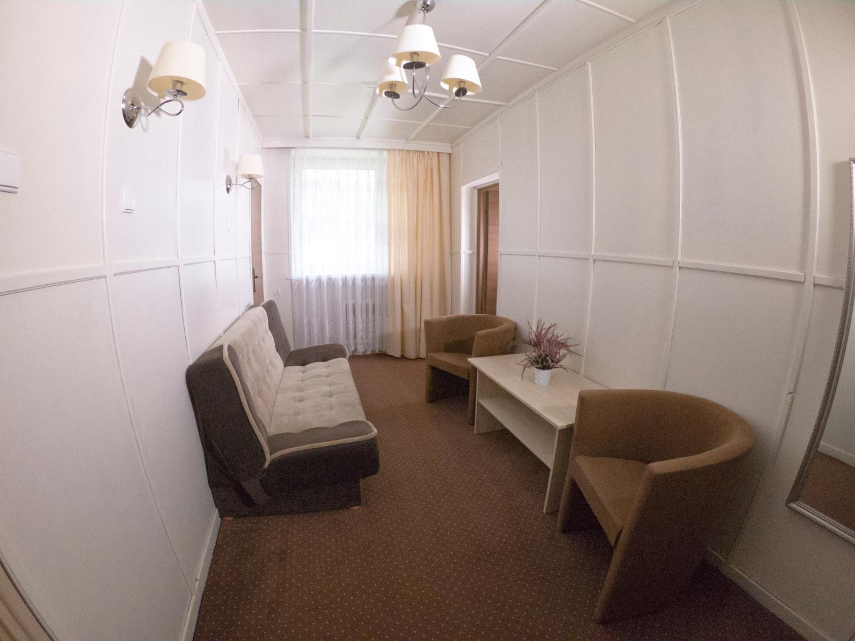 Queen Studio with Sofa Bed photo 3