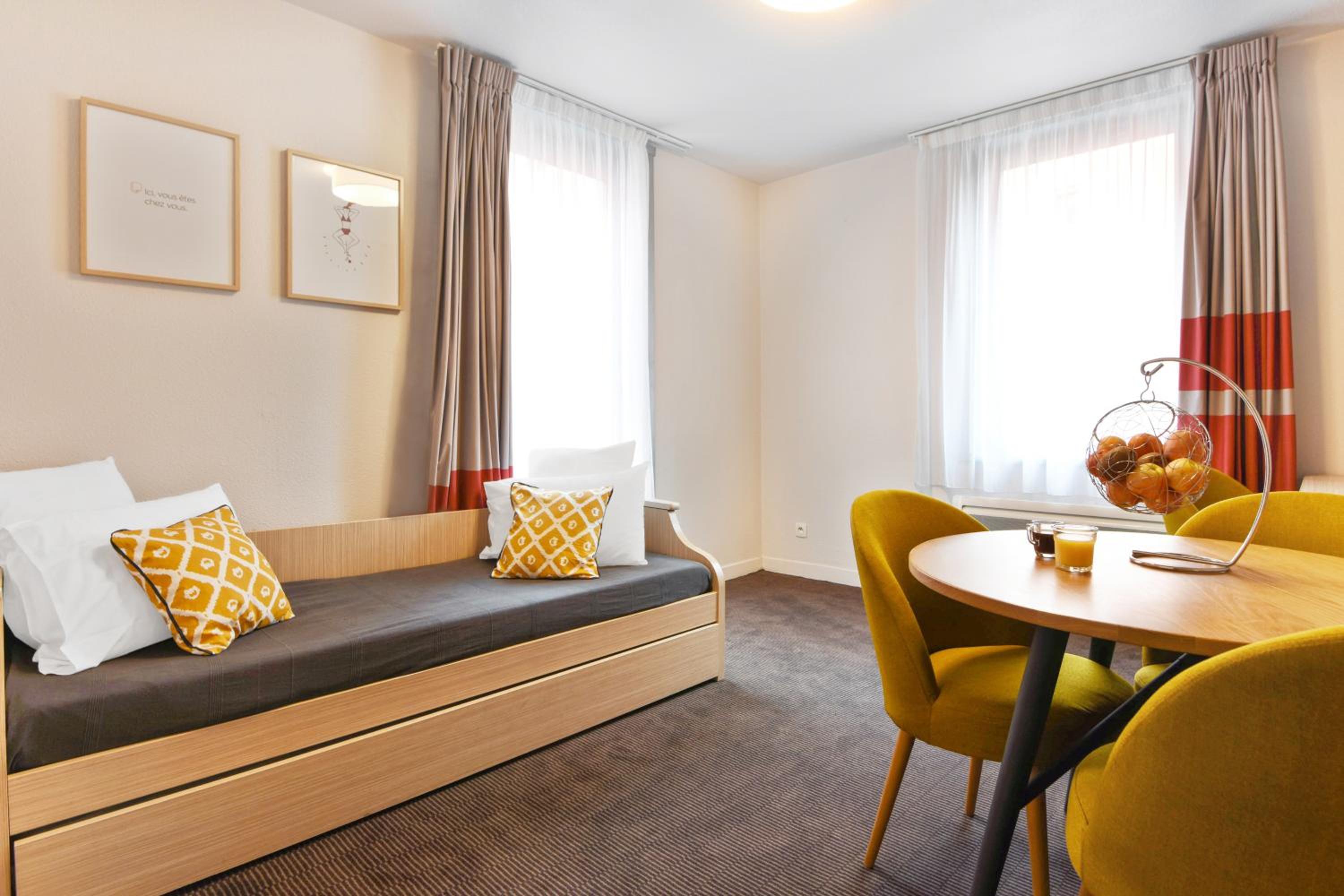 One-Bedroom Apartment - Photo 2