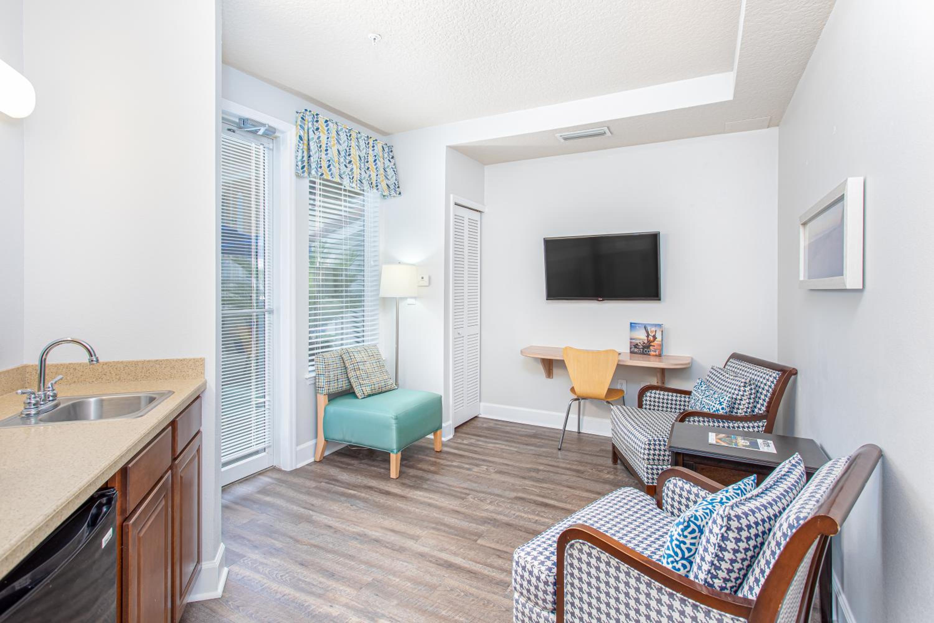 Suite with Pool View - Photo 4