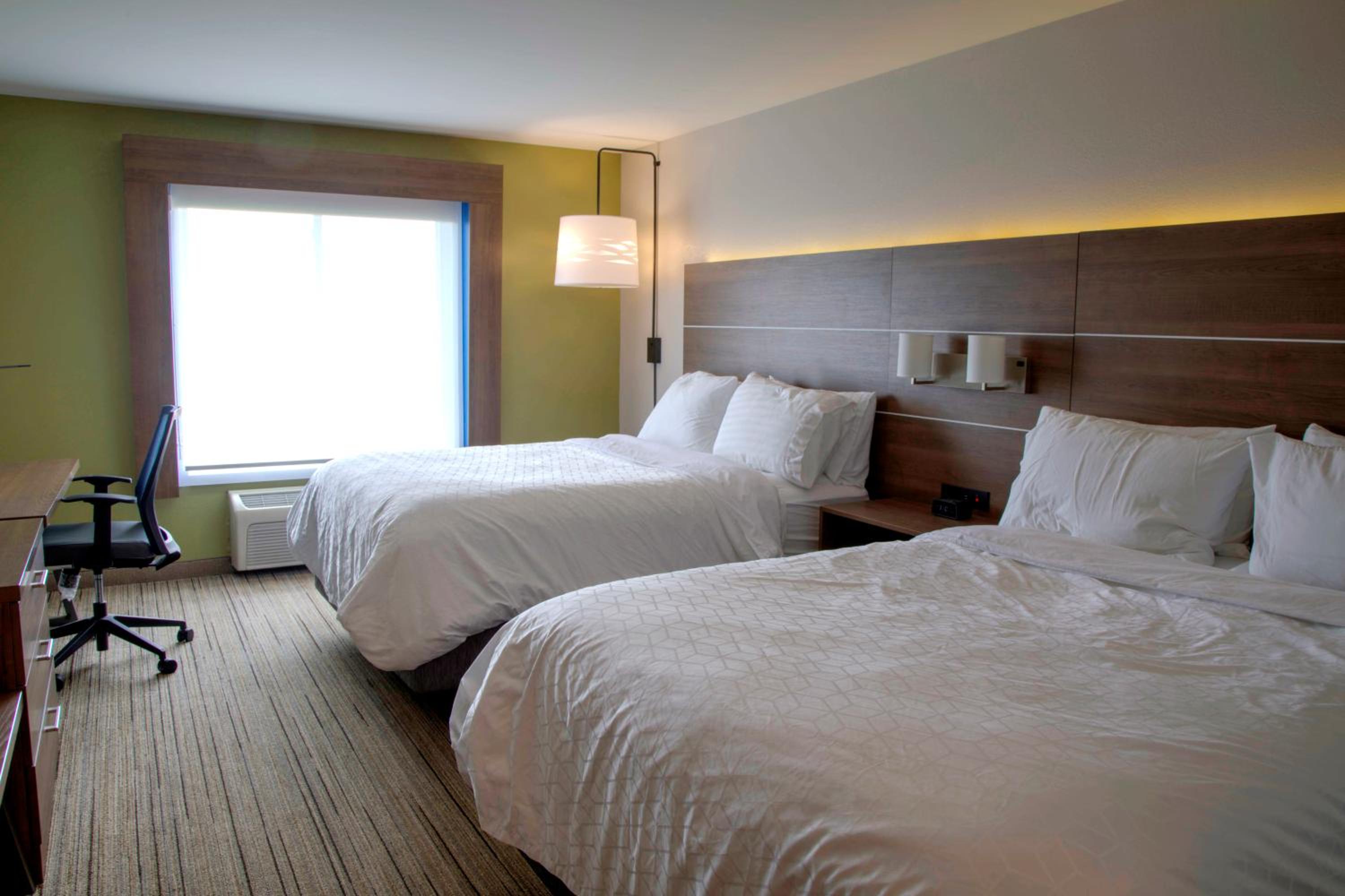 Standard Queen Room with Two Queen Beds - Communications Accessible - Photo 5