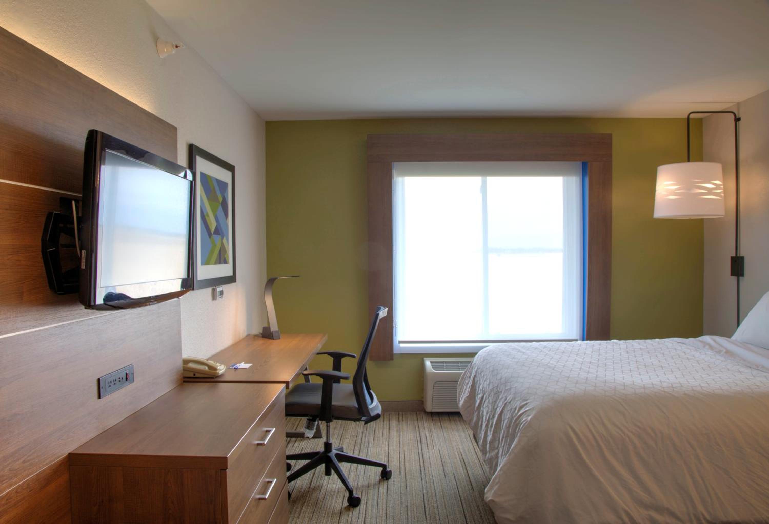Standard Queen Room with Two Queen Beds - Communications Accessible - Photo 6